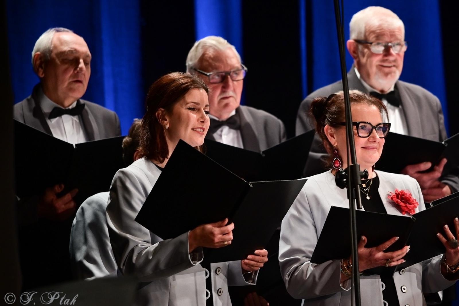 Zdjęcie w galerii na portalu naszraciborz.pl: Co nam w duszy gra – chóralne dźwięki wypełniły Strzechę wiadomości z regionu