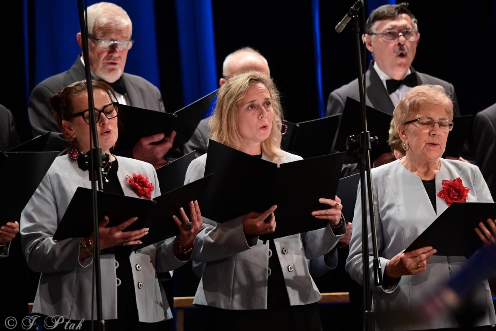 Zdjęcie w galerii na portalu naszraciborz.pl: Co nam w duszy gra – chóralne dźwięki wypełniły Strzechę wiadomości z regionu