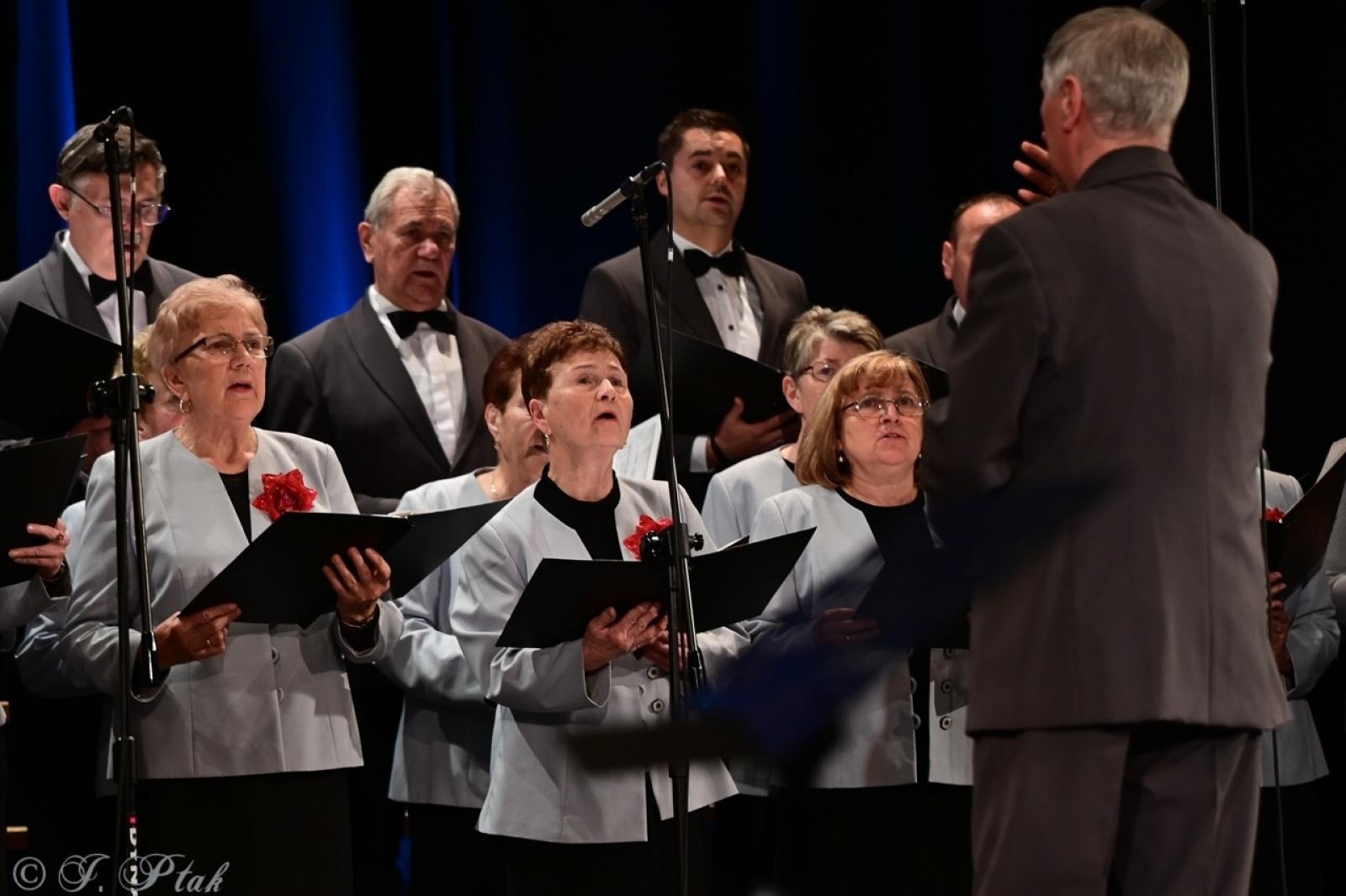 Zdjęcie w galerii na portalu naszraciborz.pl: Co nam w duszy gra – chóralne dźwięki wypełniły Strzechę wiadomości z regionu