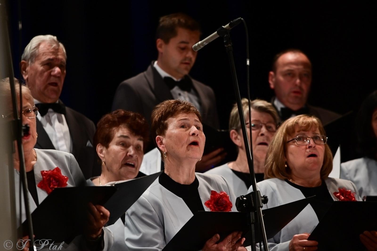 Zdjęcie w galerii na portalu naszraciborz.pl: Co nam w duszy gra – chóralne dźwięki wypełniły Strzechę wiadomości z regionu