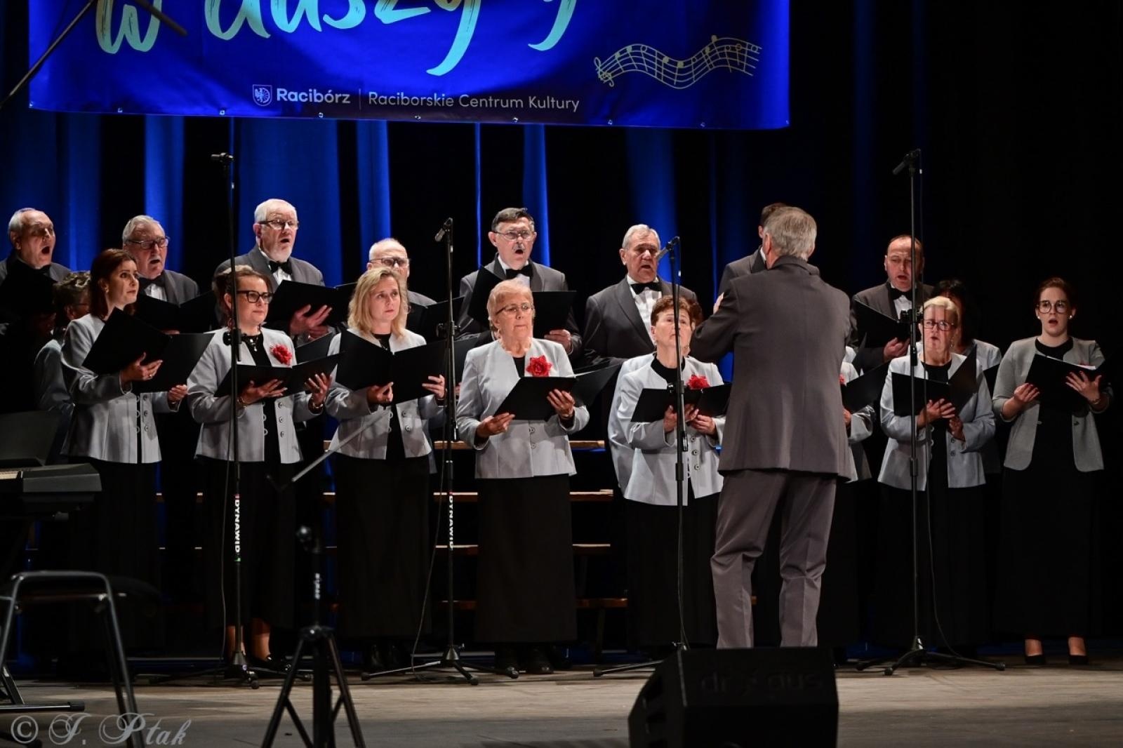 Zdjęcie w galerii na portalu naszraciborz.pl: Co nam w duszy gra – chóralne dźwięki wypełniły Strzechę wiadomości z regionu