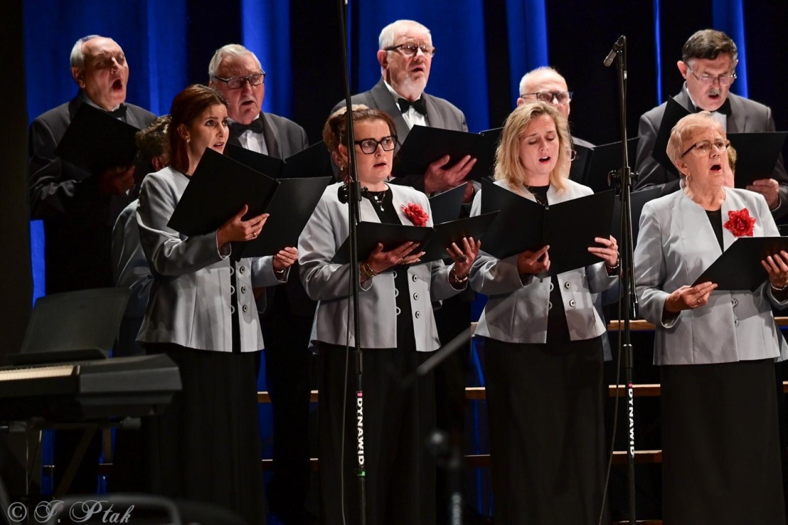 Zdjęcie w galerii na portalu naszraciborz.pl: Co nam w duszy gra – chóralne dźwięki wypełniły Strzechę wiadomości z regionu
