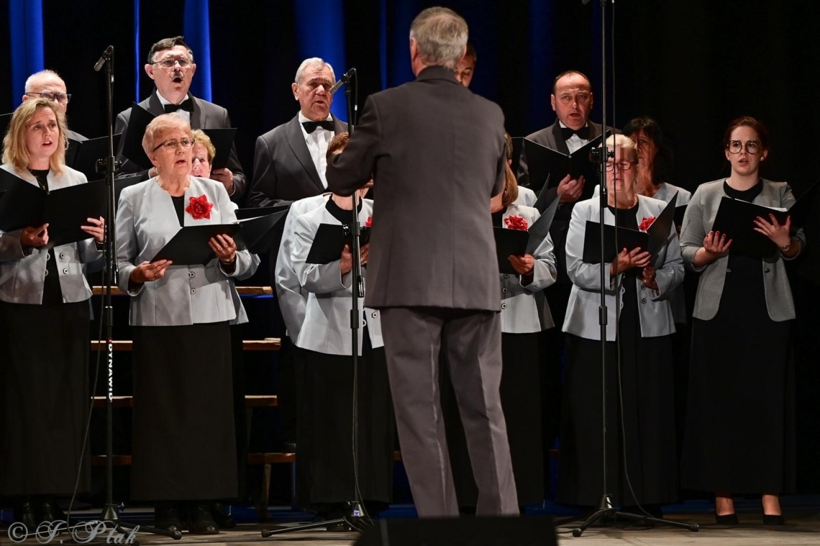 Zdjęcie w galerii na portalu naszraciborz.pl: Co nam w duszy gra – chóralne dźwięki wypełniły Strzechę wiadomości z regionu