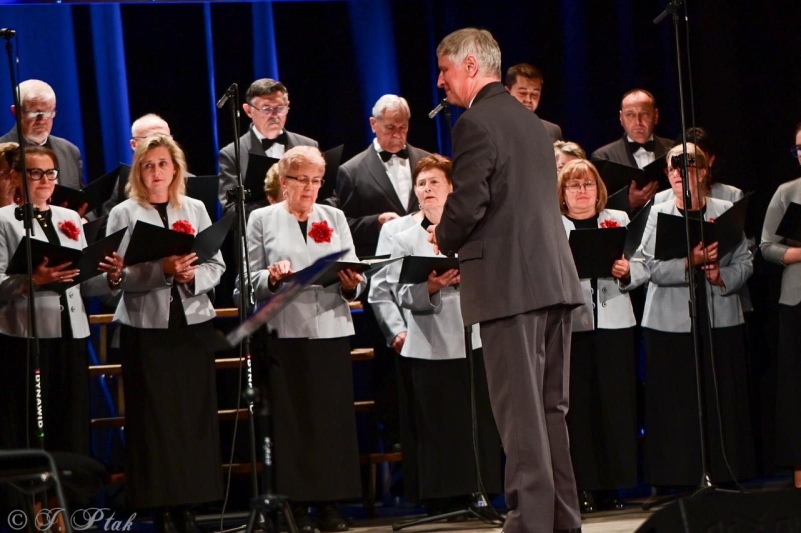 Zdjęcie w galerii na portalu naszraciborz.pl: Co nam w duszy gra – chóralne dźwięki wypełniły Strzechę wiadomości z regionu