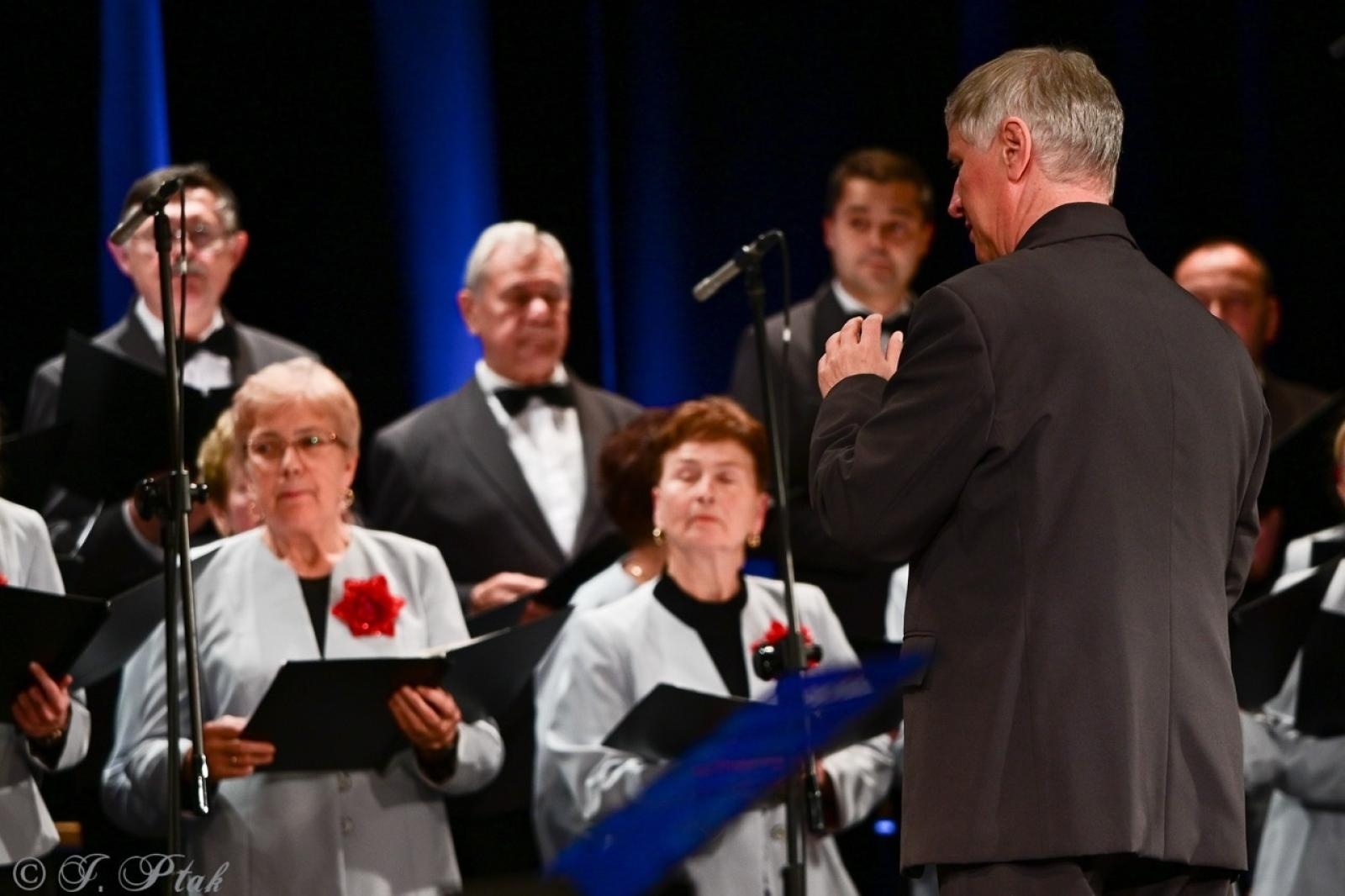 Zdjęcie w galerii na portalu naszraciborz.pl: Co nam w duszy gra – chóralne dźwięki wypełniły Strzechę wiadomości z regionu