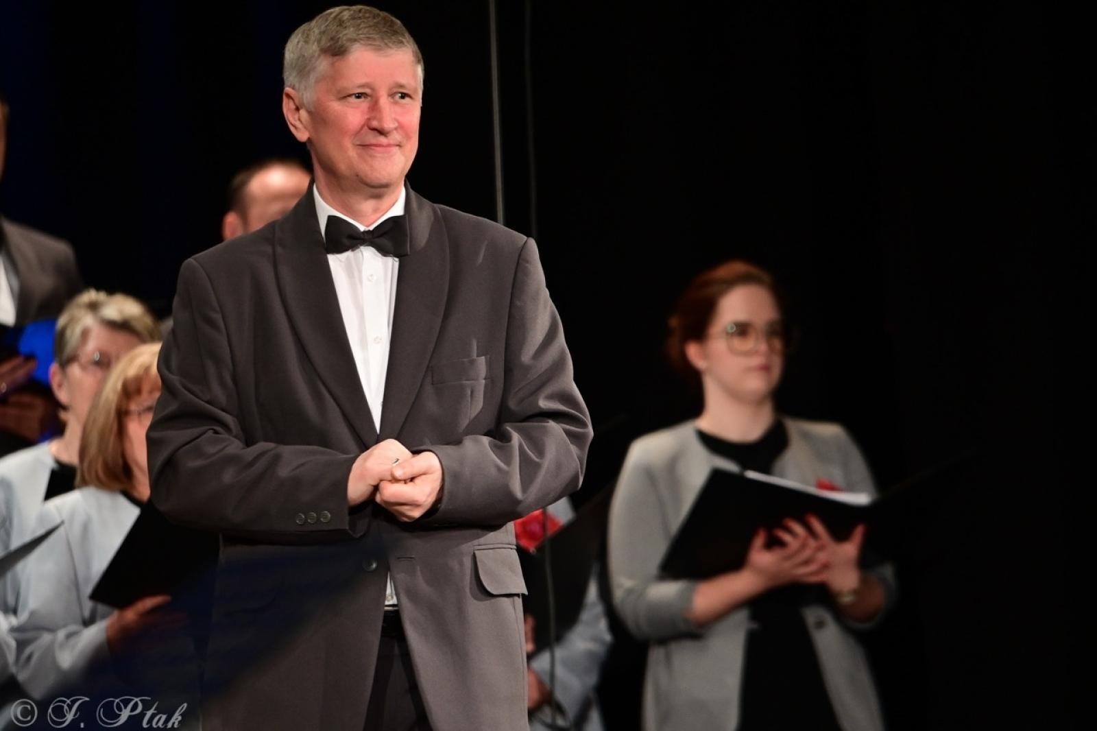 Zdjęcie w galerii na portalu naszraciborz.pl: Co nam w duszy gra – chóralne dźwięki wypełniły Strzechę wiadomości z regionu