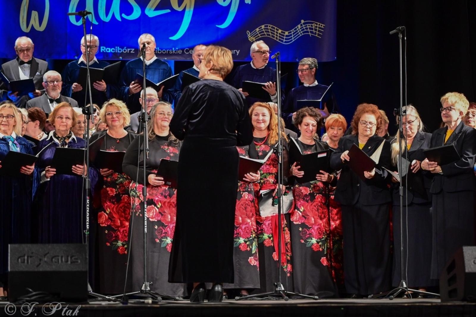 Zdjęcie w galerii na portalu naszraciborz.pl: Co nam w duszy gra – chóralne dźwięki wypełniły Strzechę wiadomości z regionu
