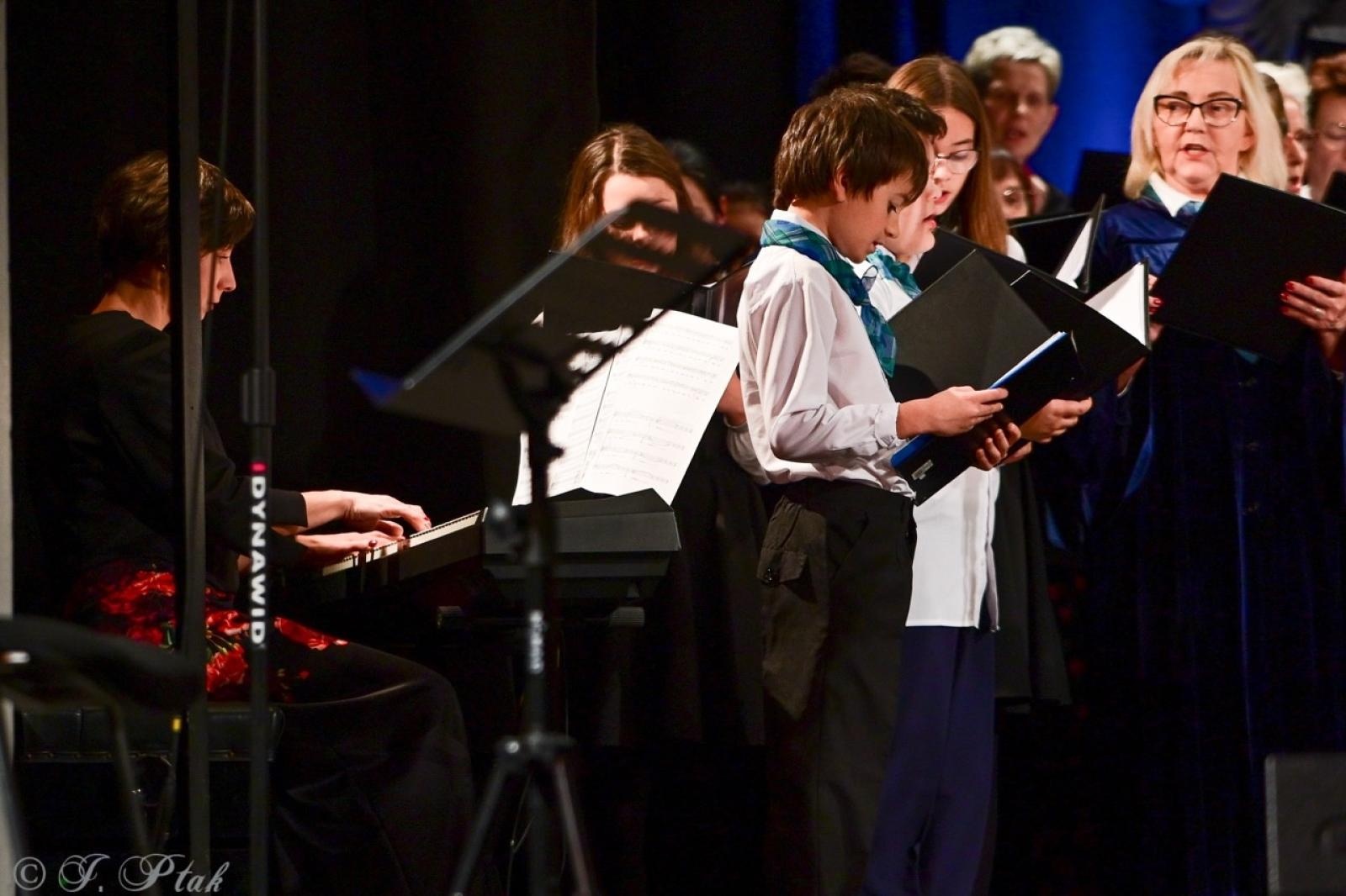 Zdjęcie w galerii na portalu naszraciborz.pl: Co nam w duszy gra – chóralne dźwięki wypełniły Strzechę wiadomości z regionu