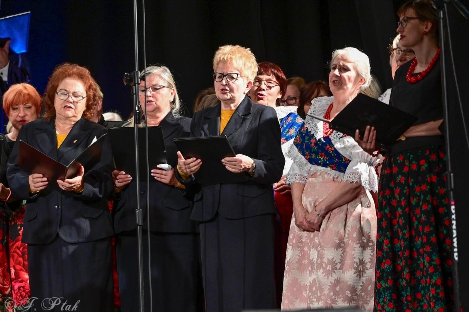 Zdjęcie w galerii na portalu naszraciborz.pl: Co nam w duszy gra – chóralne dźwięki wypełniły Strzechę wiadomości z regionu
