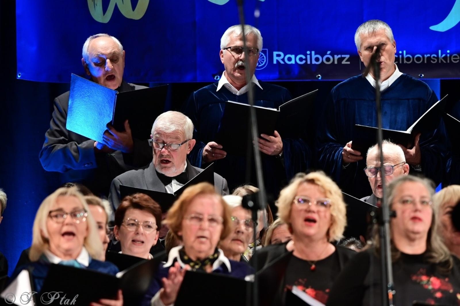 Zdjęcie w galerii na portalu naszraciborz.pl: Co nam w duszy gra – chóralne dźwięki wypełniły Strzechę wiadomości z regionu