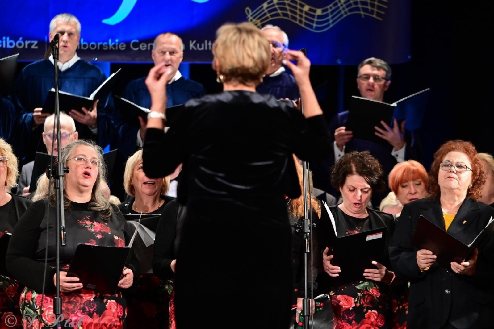 Zdjęcie w galerii na portalu naszraciborz.pl: Co nam w duszy gra – chóralne dźwięki wypełniły Strzechę wiadomości z regionu