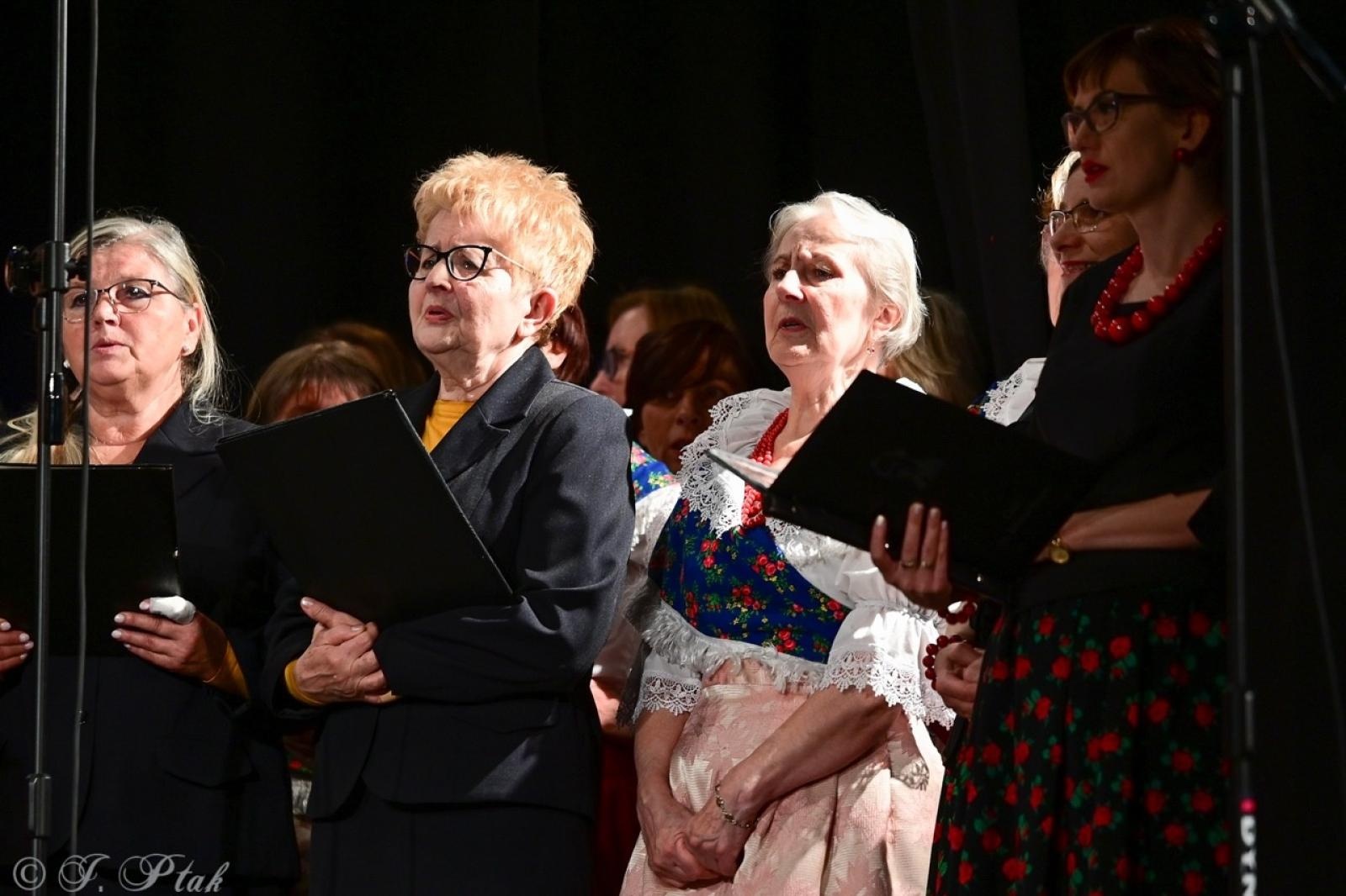 Zdjęcie w galerii na portalu naszraciborz.pl: Co nam w duszy gra – chóralne dźwięki wypełniły Strzechę wiadomości z regionu