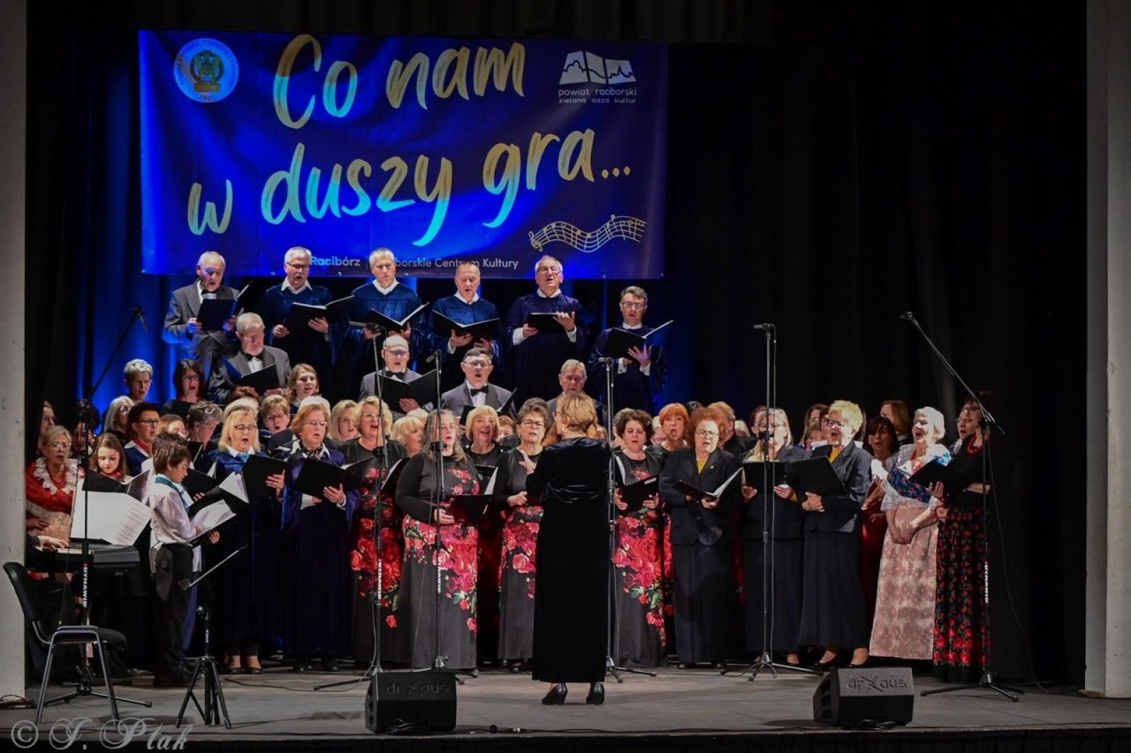 Zdjęcie w galerii na portalu naszraciborz.pl: Co nam w duszy gra – chóralne dźwięki wypełniły Strzechę wiadomości z regionu