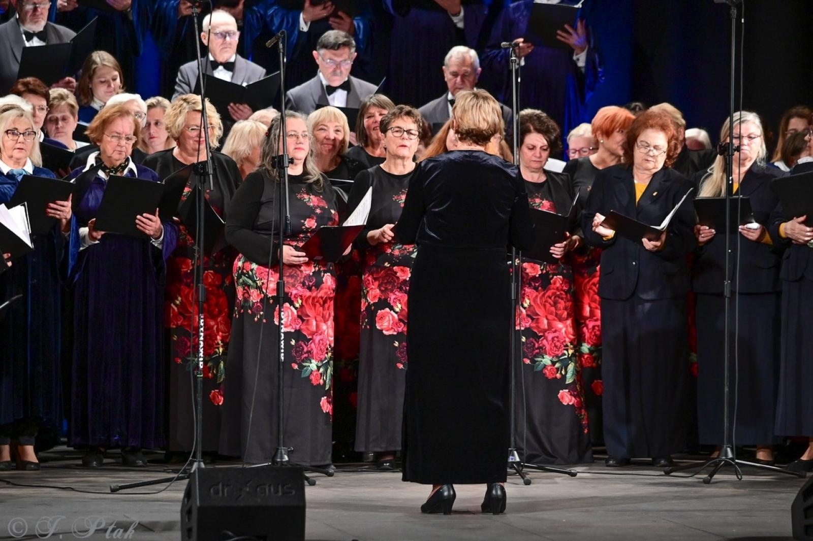 Zdjęcie w galerii na portalu naszraciborz.pl: Co nam w duszy gra – chóralne dźwięki wypełniły Strzechę wiadomości z regionu