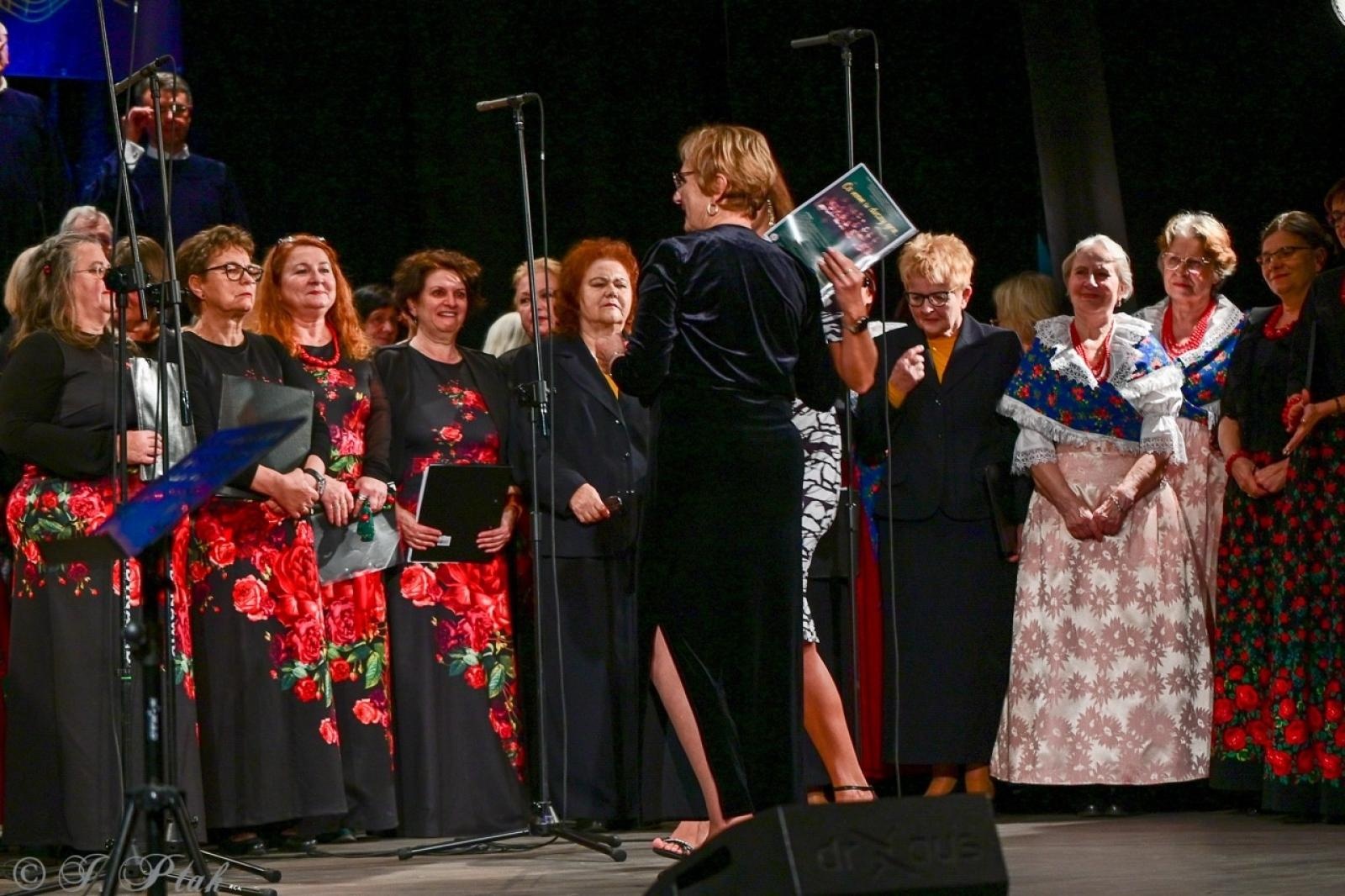 Zdjęcie w galerii na portalu naszraciborz.pl: Co nam w duszy gra – chóralne dźwięki wypełniły Strzechę wiadomości z regionu