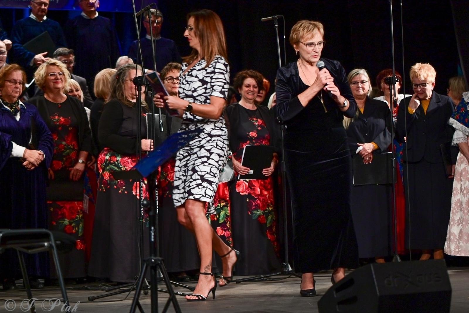 Zdjęcie w galerii na portalu naszraciborz.pl: Co nam w duszy gra – chóralne dźwięki wypełniły Strzechę wiadomości z regionu