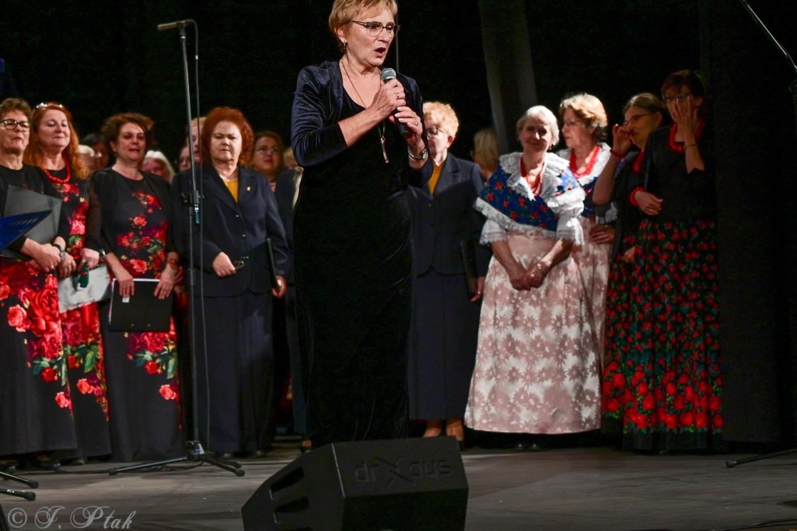 Zdjęcie w galerii na portalu naszraciborz.pl: Co nam w duszy gra – chóralne dźwięki wypełniły Strzechę wiadomości z regionu