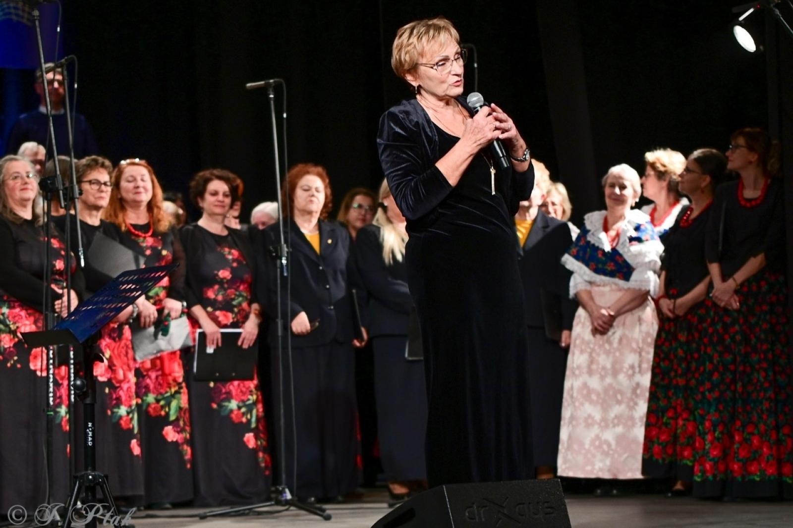 Zdjęcie w galerii na portalu naszraciborz.pl: Co nam w duszy gra – chóralne dźwięki wypełniły Strzechę wiadomości z regionu