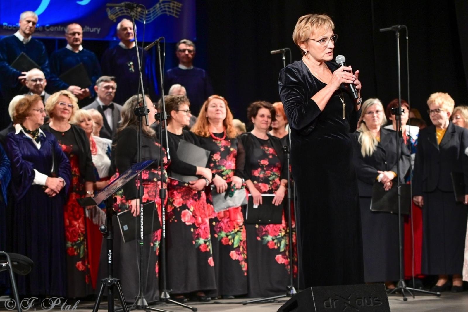 Zdjęcie w galerii na portalu naszraciborz.pl: Co nam w duszy gra – chóralne dźwięki wypełniły Strzechę wiadomości z regionu