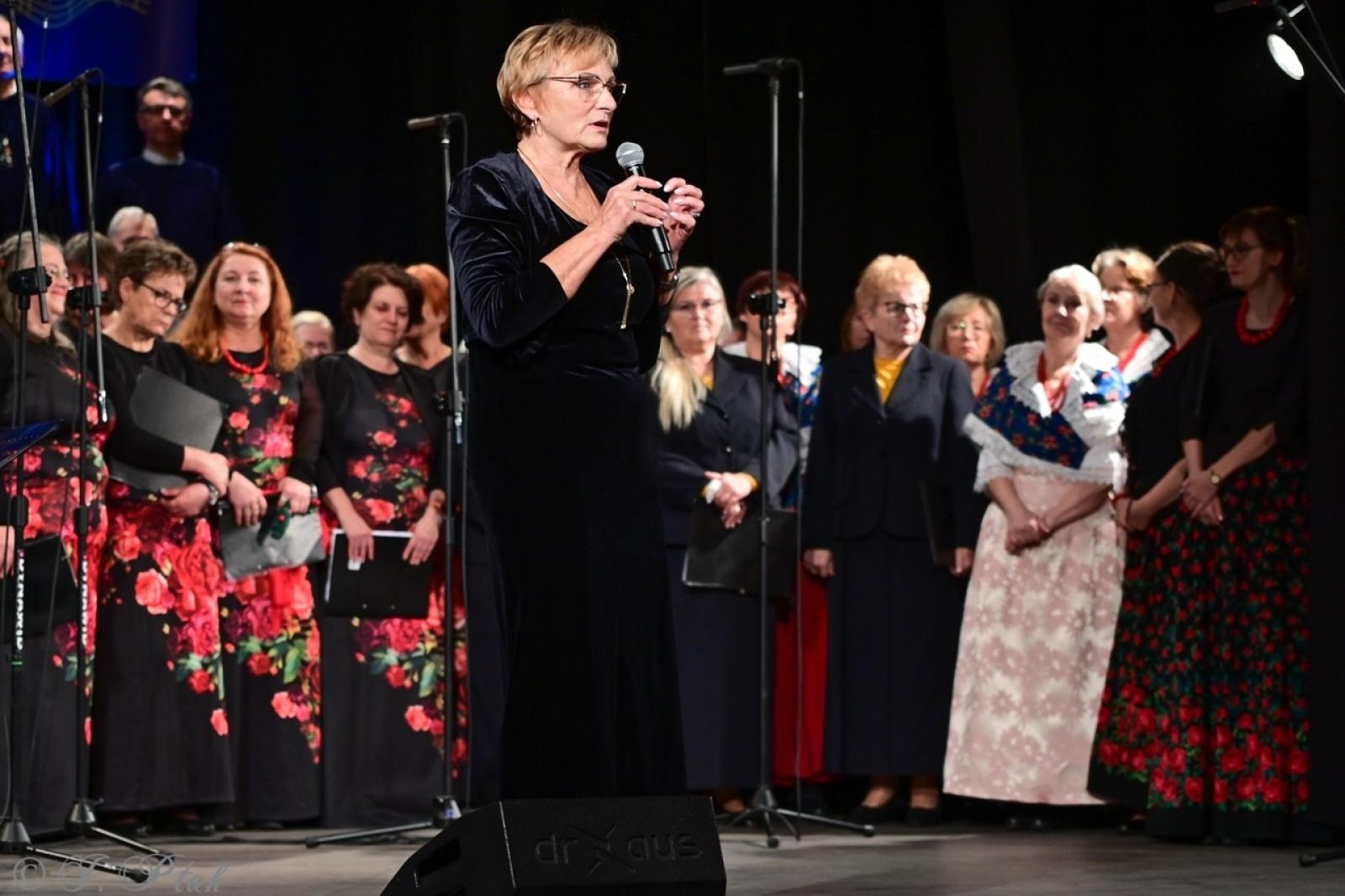 Zdjęcie w galerii na portalu naszraciborz.pl: Co nam w duszy gra – chóralne dźwięki wypełniły Strzechę wiadomości z regionu