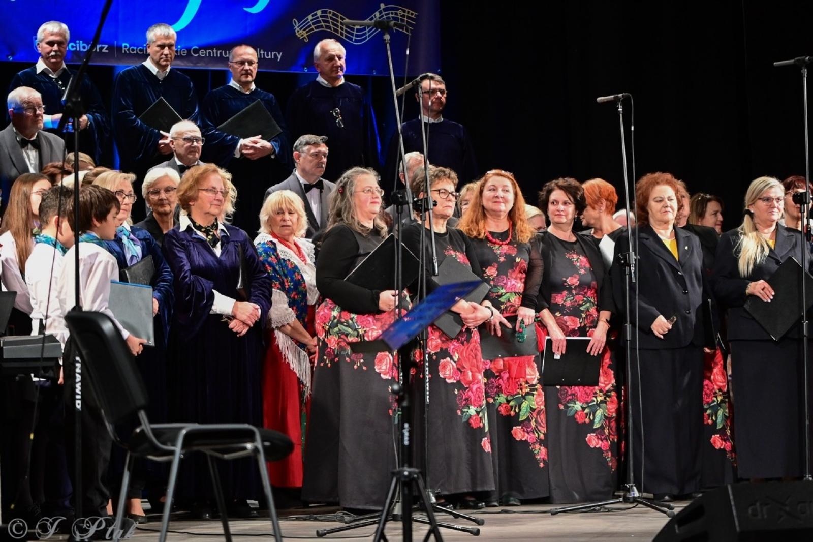 Zdjęcie w galerii na portalu naszraciborz.pl: Co nam w duszy gra – chóralne dźwięki wypełniły Strzechę wiadomości z regionu