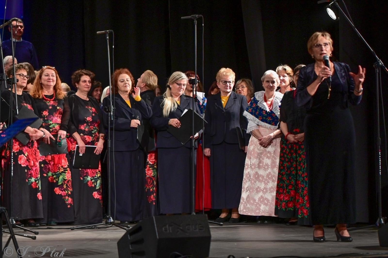 Zdjęcie w galerii na portalu naszraciborz.pl: Co nam w duszy gra – chóralne dźwięki wypełniły Strzechę wiadomości z regionu