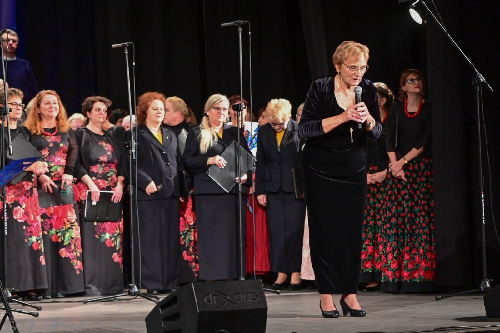 Zdjęcie w galerii na portalu naszraciborz.pl: Co nam w duszy gra – chóralne dźwięki wypełniły Strzechę wiadomości z regionu