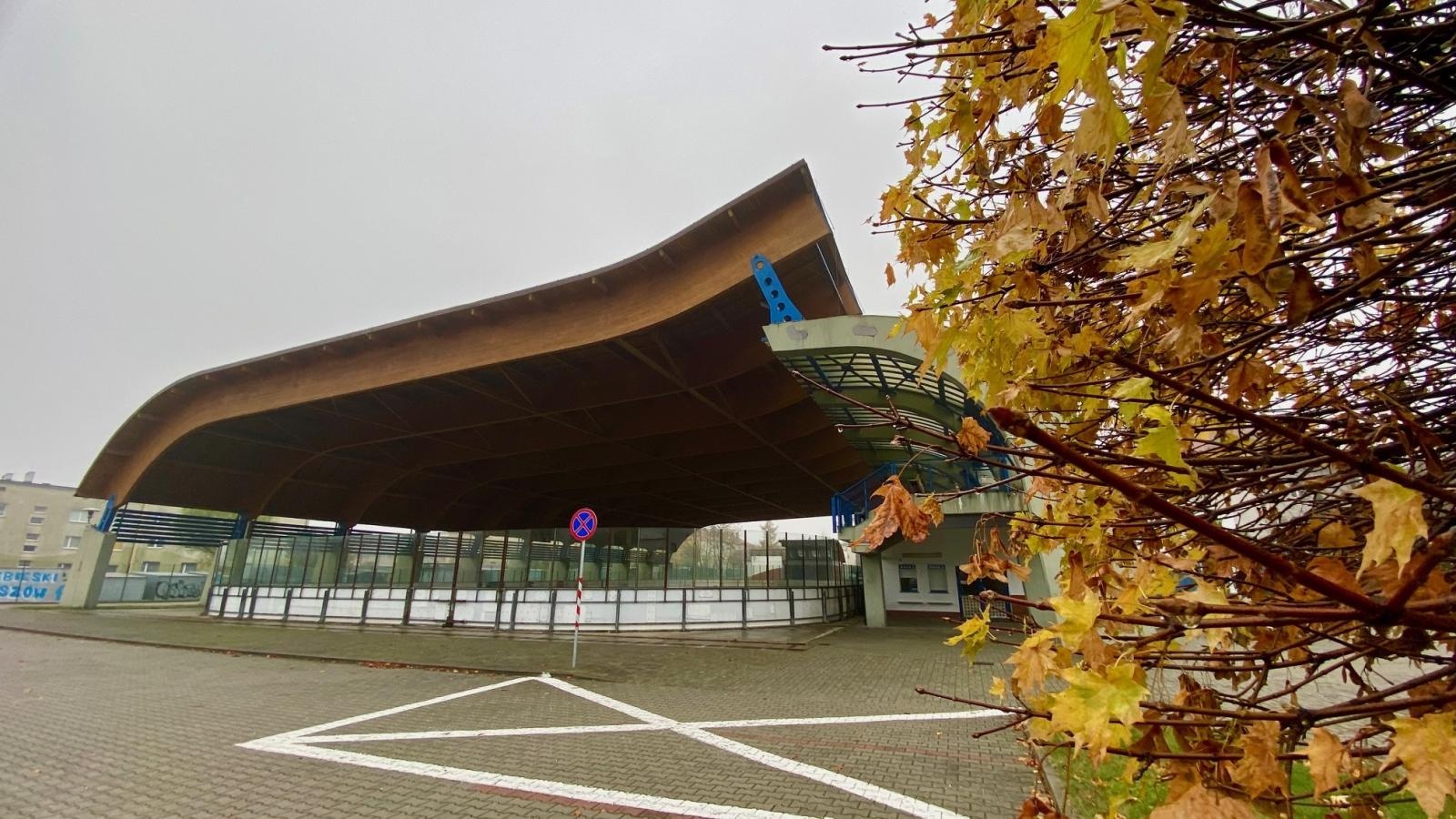 Zdjęcie w galerii na portalu naszraciborz.pl: Nowe płyty na bandy lodowiska w Pszowie. Racibórz w tym roku bez ślizgawki wiadomości z regionu