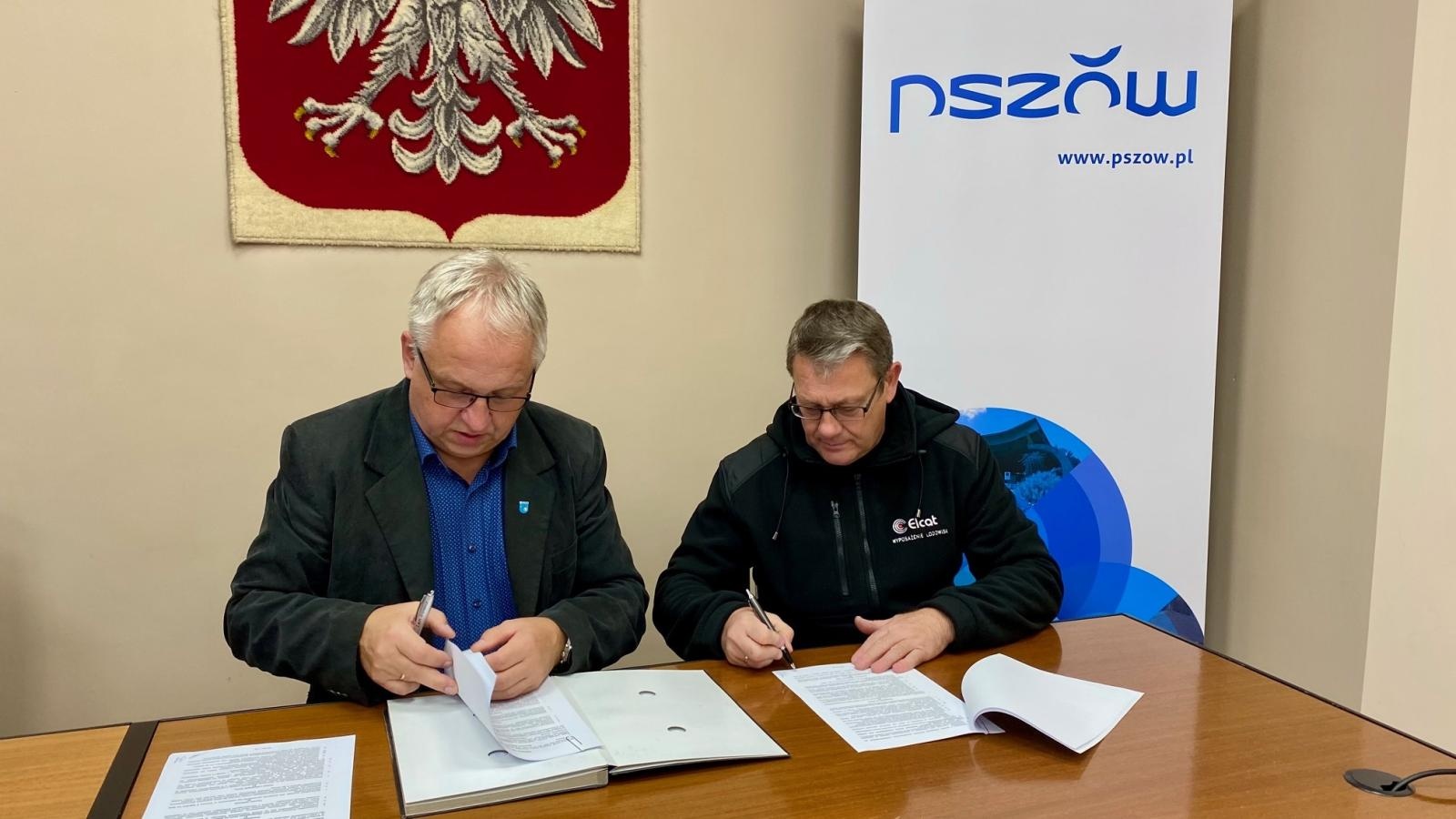 Zdjęcie w galerii na portalu naszraciborz.pl: Nowe płyty na bandy lodowiska w Pszowie. Racibórz w tym roku bez ślizgawki wiadomości z regionu