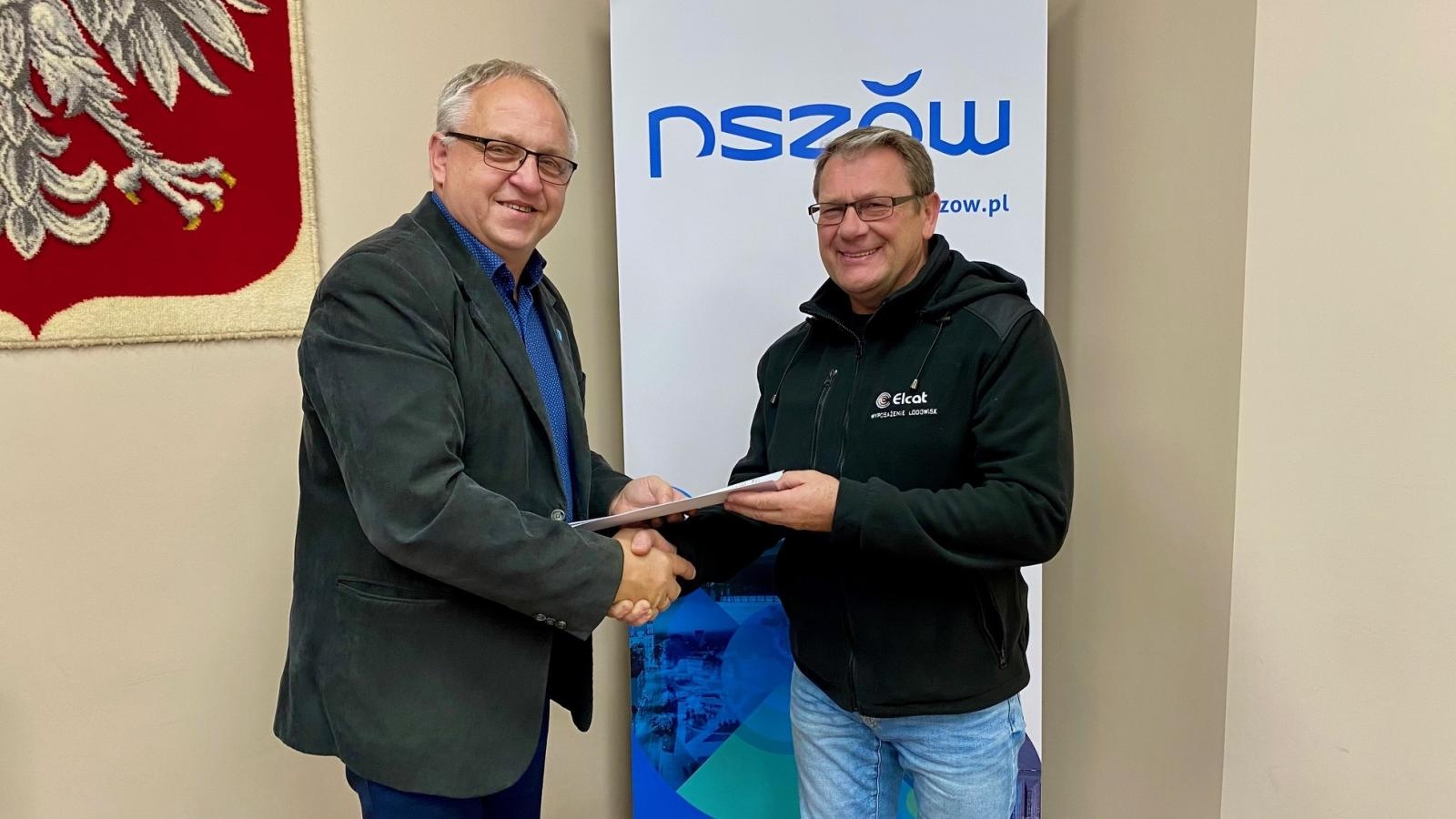 Zdjęcie w galerii na portalu naszraciborz.pl: Nowe płyty na bandy lodowiska w Pszowie. Racibórz w tym roku bez ślizgawki wiadomości z regionu