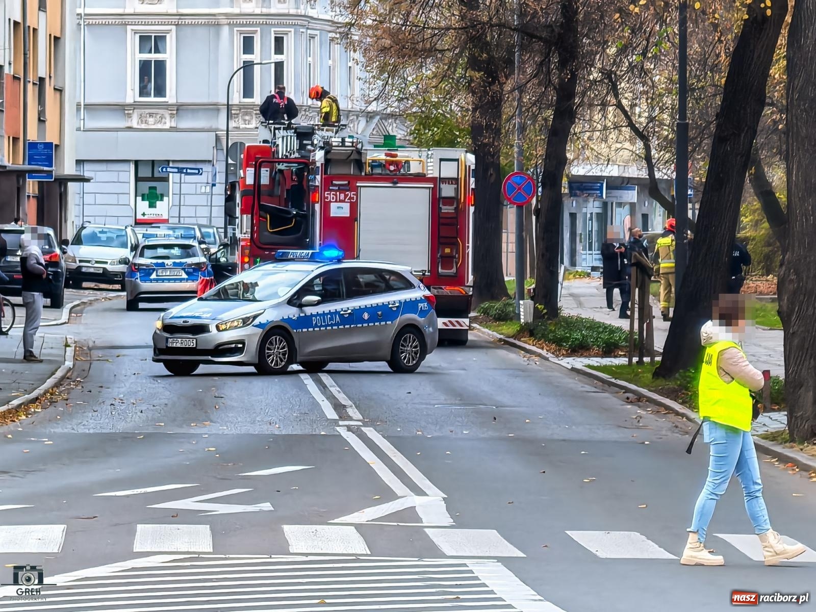 Zdjęcie w galerii na portalu naszraciborz.pl: Akcja służb na Wojska Polskiego. Mężczyzna stał na gzymsie budynku sądu i prokuratury wiadomości z regionu