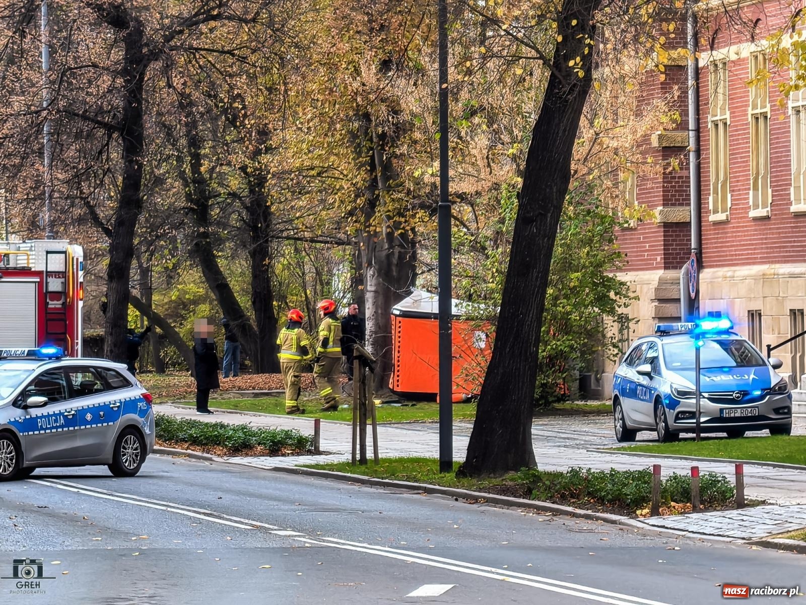 Zdjęcie w galerii na portalu naszraciborz.pl: Akcja służb na Wojska Polskiego. Mężczyzna stał na gzymsie budynku sądu i prokuratury wiadomości z regionu