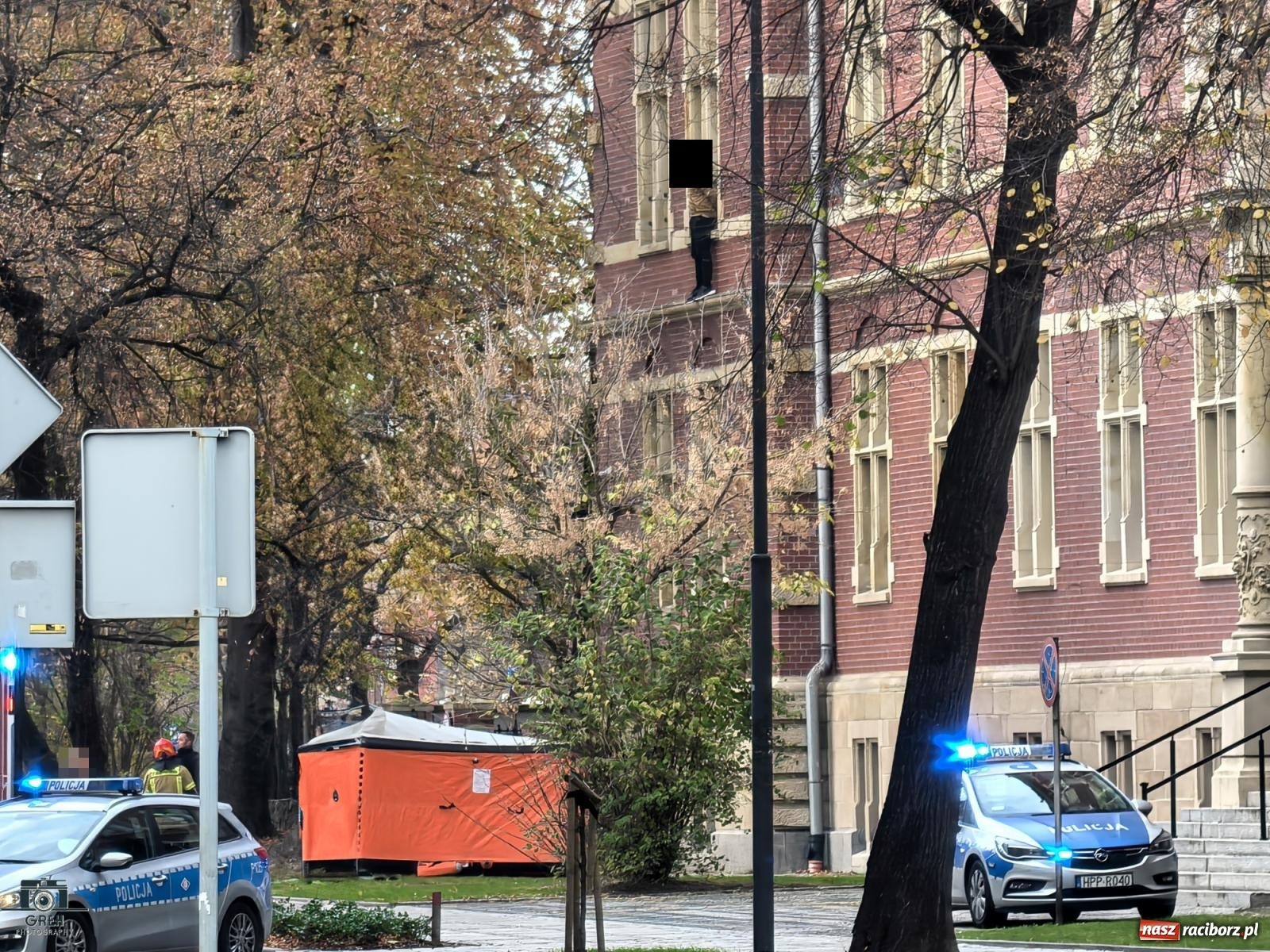 Zdjęcie w galerii na portalu naszraciborz.pl: Akcja służb na Wojska Polskiego. Mężczyzna stał na gzymsie budynku sądu i prokuratury wiadomości z regionu