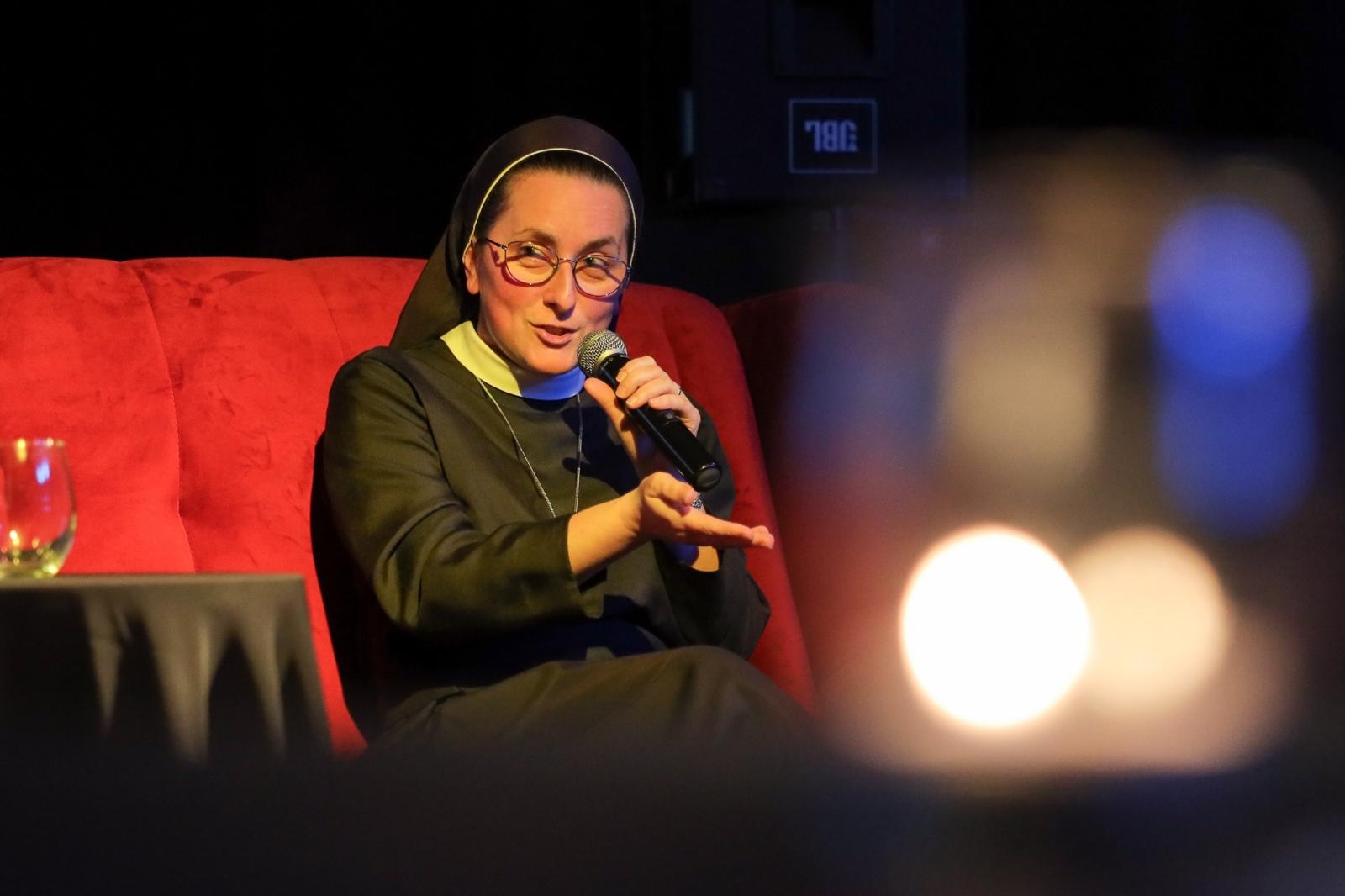 Zdjęcie w galerii na portalu naszraciborz.pl: W PUNKT. Spotkanie z siostrą Barbarą Panfil - misjonarką na Filipinach wiadomości z regionu