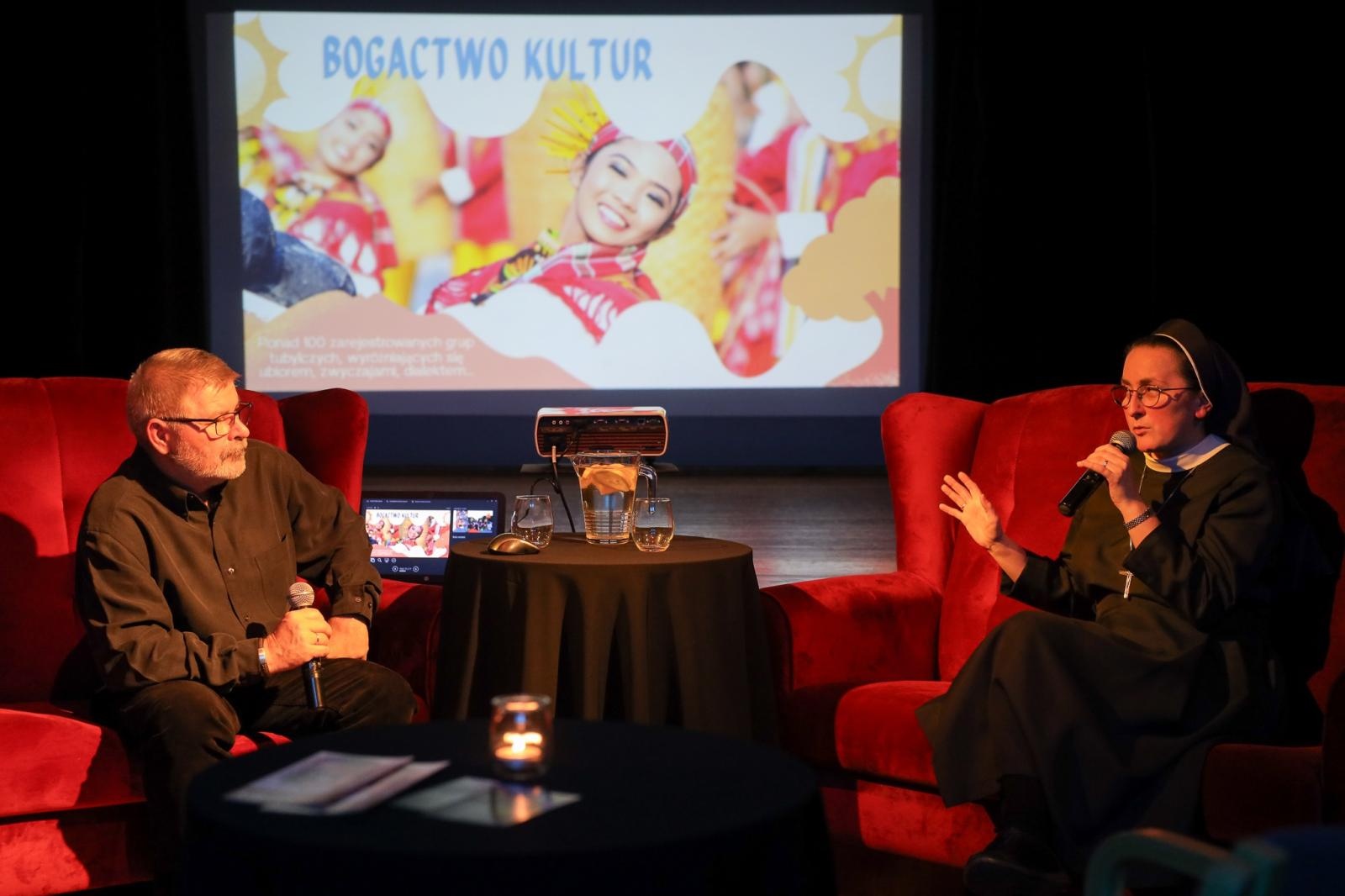 Zdjęcie w galerii na portalu naszraciborz.pl: W PUNKT. Spotkanie z siostrą Barbarą Panfil - misjonarką na Filipinach wiadomości z regionu