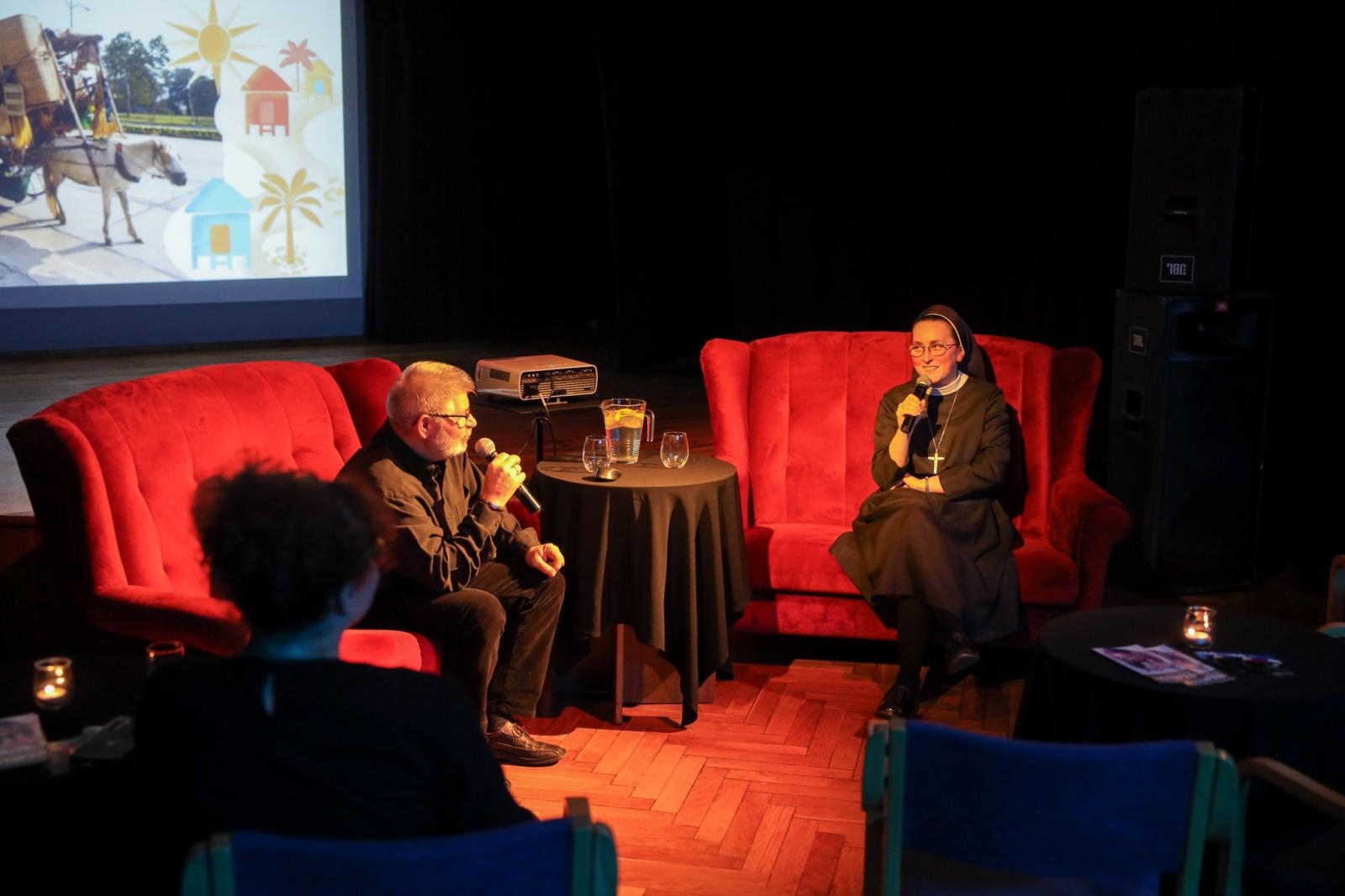 Zdjęcie w galerii na portalu naszraciborz.pl: W PUNKT. Spotkanie z siostrą Barbarą Panfil - misjonarką na Filipinach wiadomości z regionu