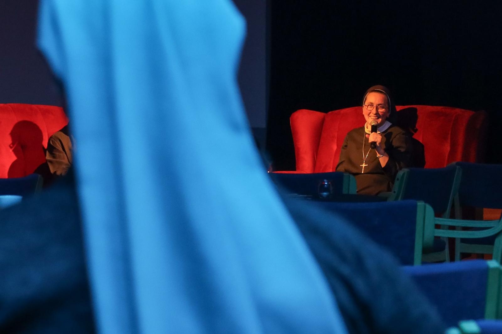 Zdjęcie w galerii na portalu naszraciborz.pl: W PUNKT. Spotkanie z siostrą Barbarą Panfil - misjonarką na Filipinach wiadomości z regionu