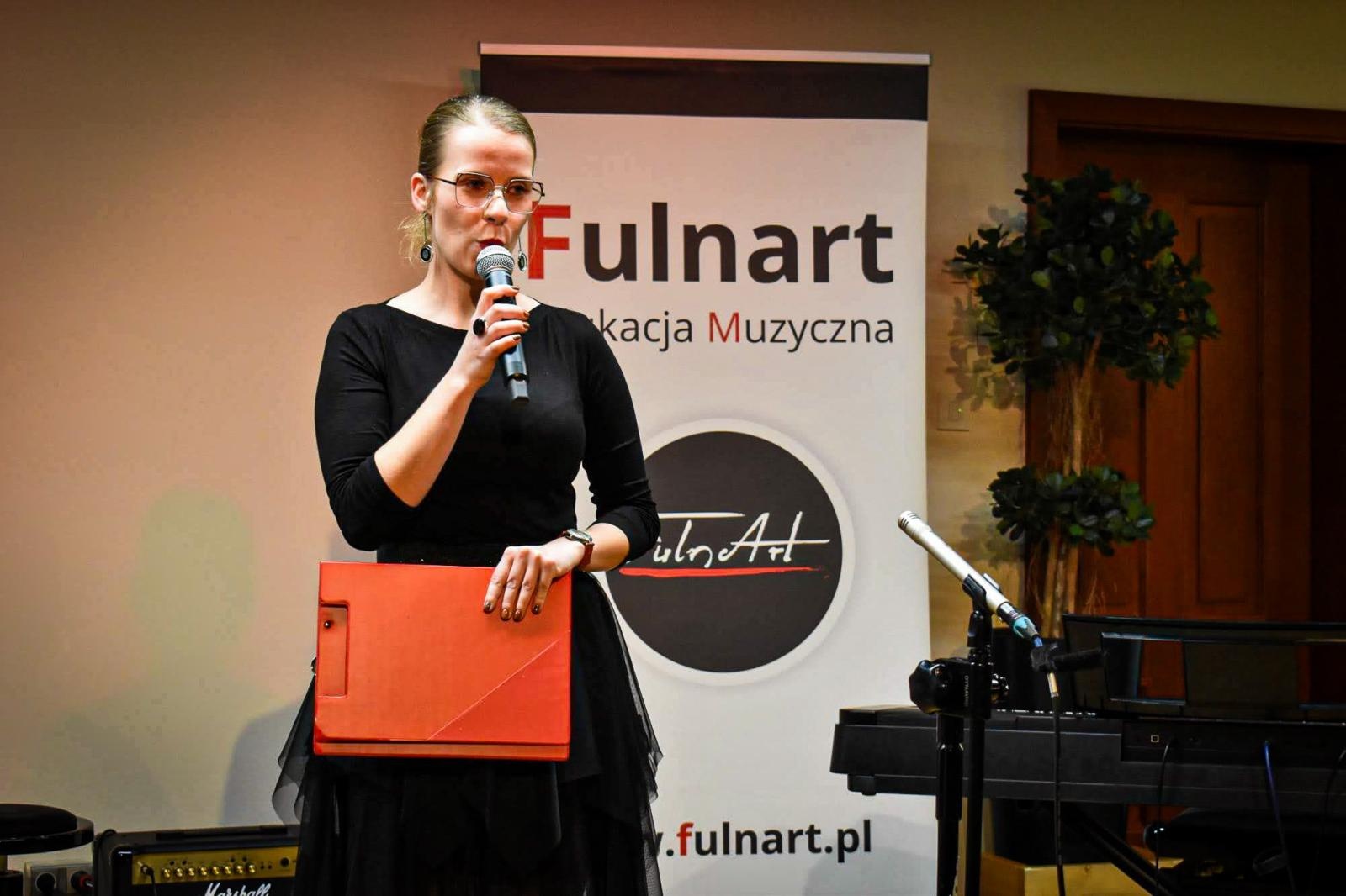 Zdjęcie w galerii na portalu naszraciborz.pl: Muzyczne talenty na scenie Zamku Piastowskiego. Koncert uczniów ogniska muzycznego Fulnart wiadomości z regionu