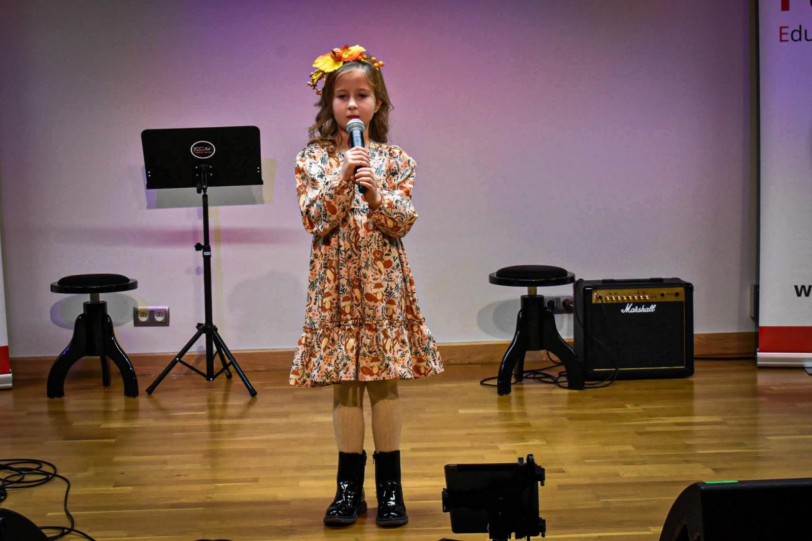 Zdjęcie w galerii na portalu naszraciborz.pl: Muzyczne talenty na scenie Zamku Piastowskiego. Koncert uczniów ogniska muzycznego Fulnart wiadomości z regionu