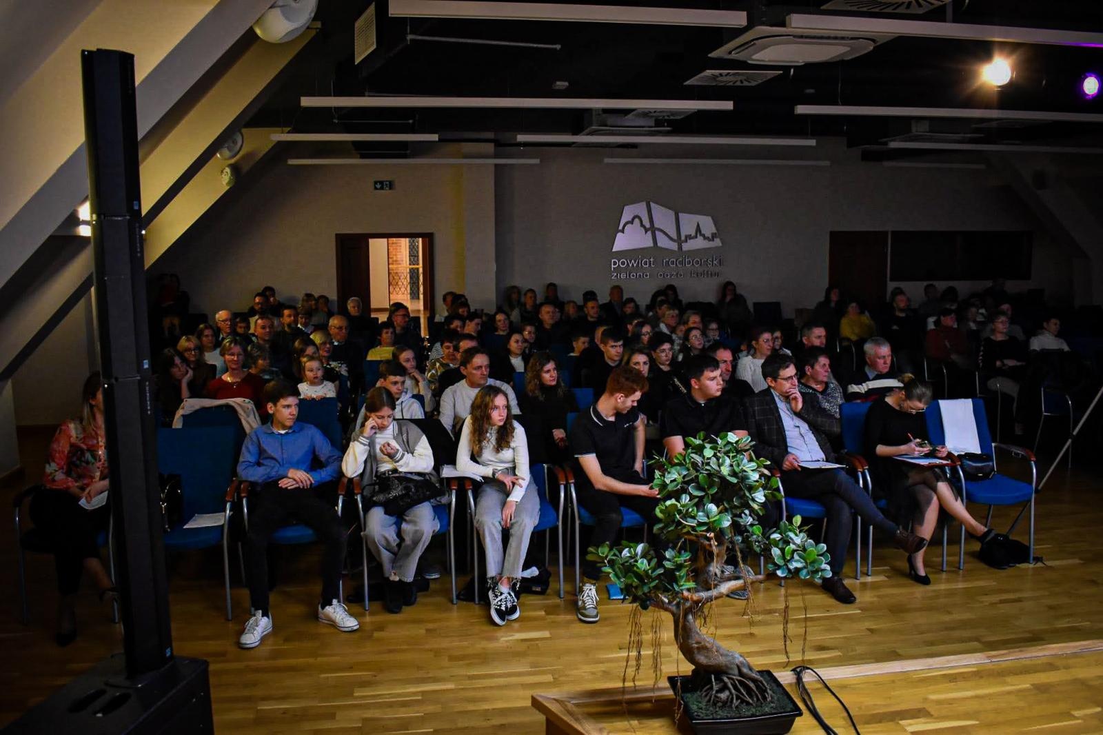Zdjęcie w galerii na portalu naszraciborz.pl: Muzyczne talenty na scenie Zamku Piastowskiego. Koncert uczniów ogniska muzycznego Fulnart wiadomości z regionu