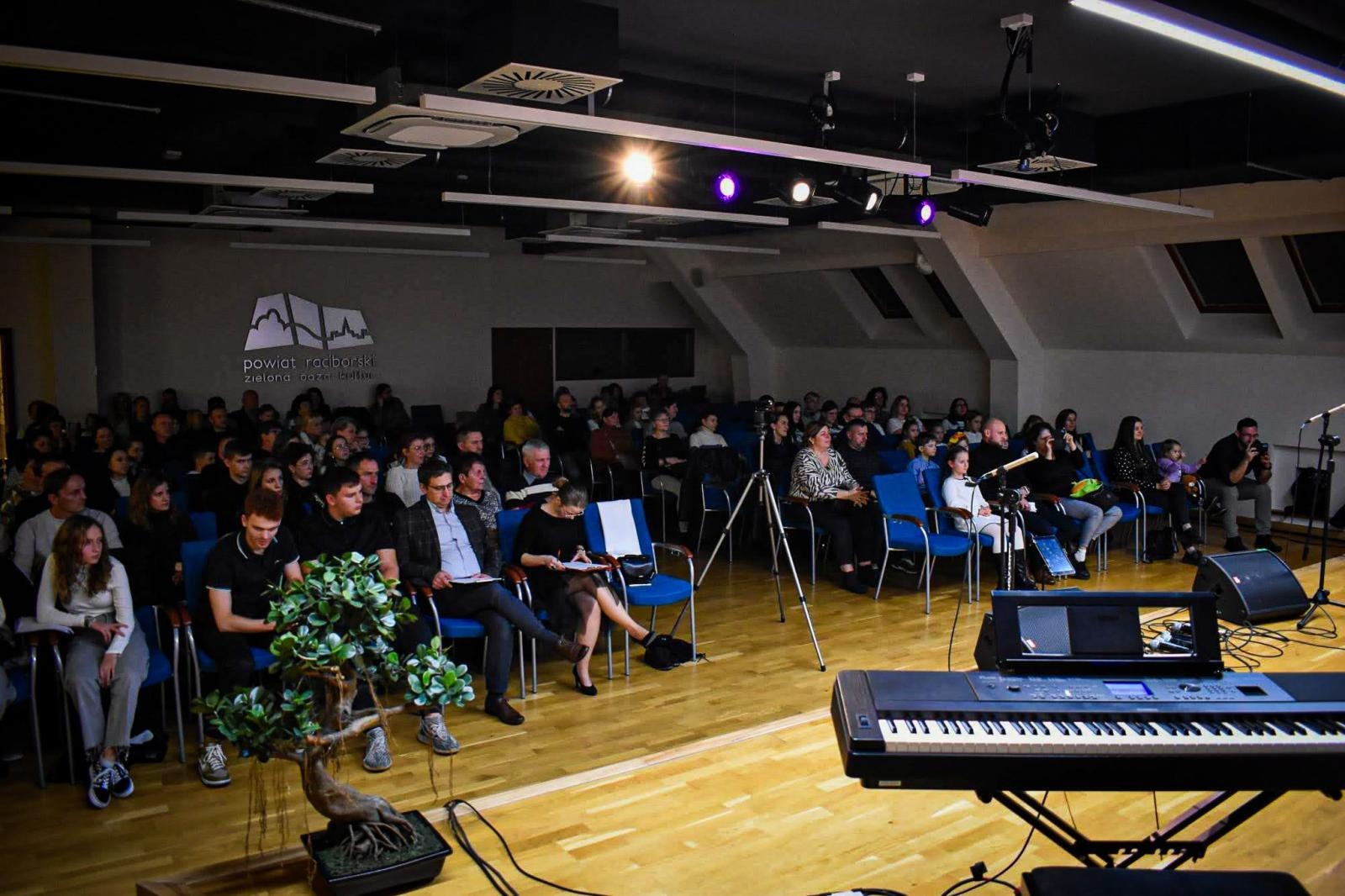 Zdjęcie w galerii na portalu naszraciborz.pl: Muzyczne talenty na scenie Zamku Piastowskiego. Koncert uczniów ogniska muzycznego Fulnart wiadomości z regionu