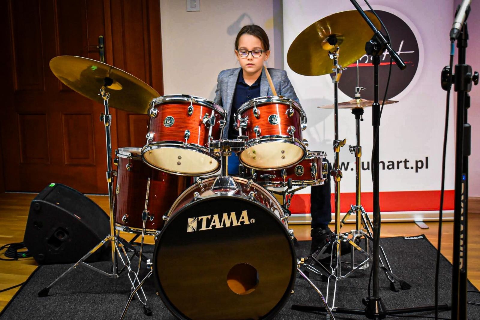 Zdjęcie w galerii na portalu naszraciborz.pl: Muzyczne talenty na scenie Zamku Piastowskiego. Koncert uczniów ogniska muzycznego Fulnart wiadomości z regionu