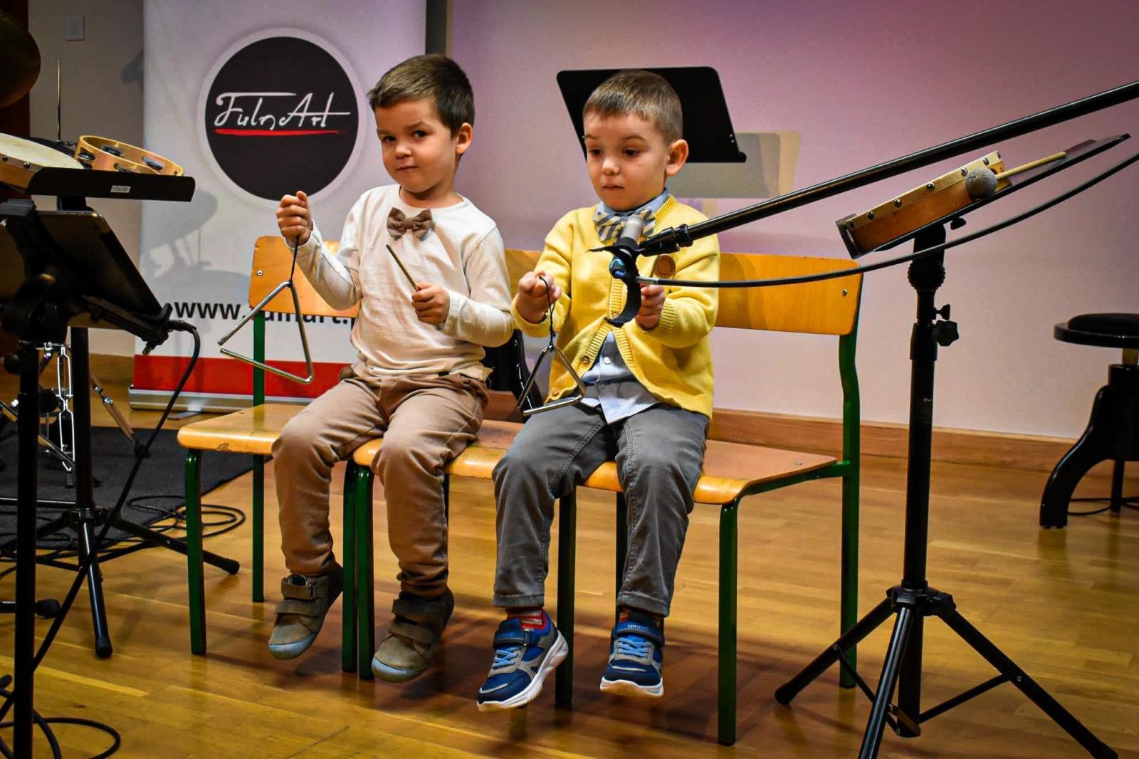 Zdjęcie w galerii na portalu naszraciborz.pl: Muzyczne talenty na scenie Zamku Piastowskiego. Koncert uczniów ogniska muzycznego Fulnart wiadomości z regionu