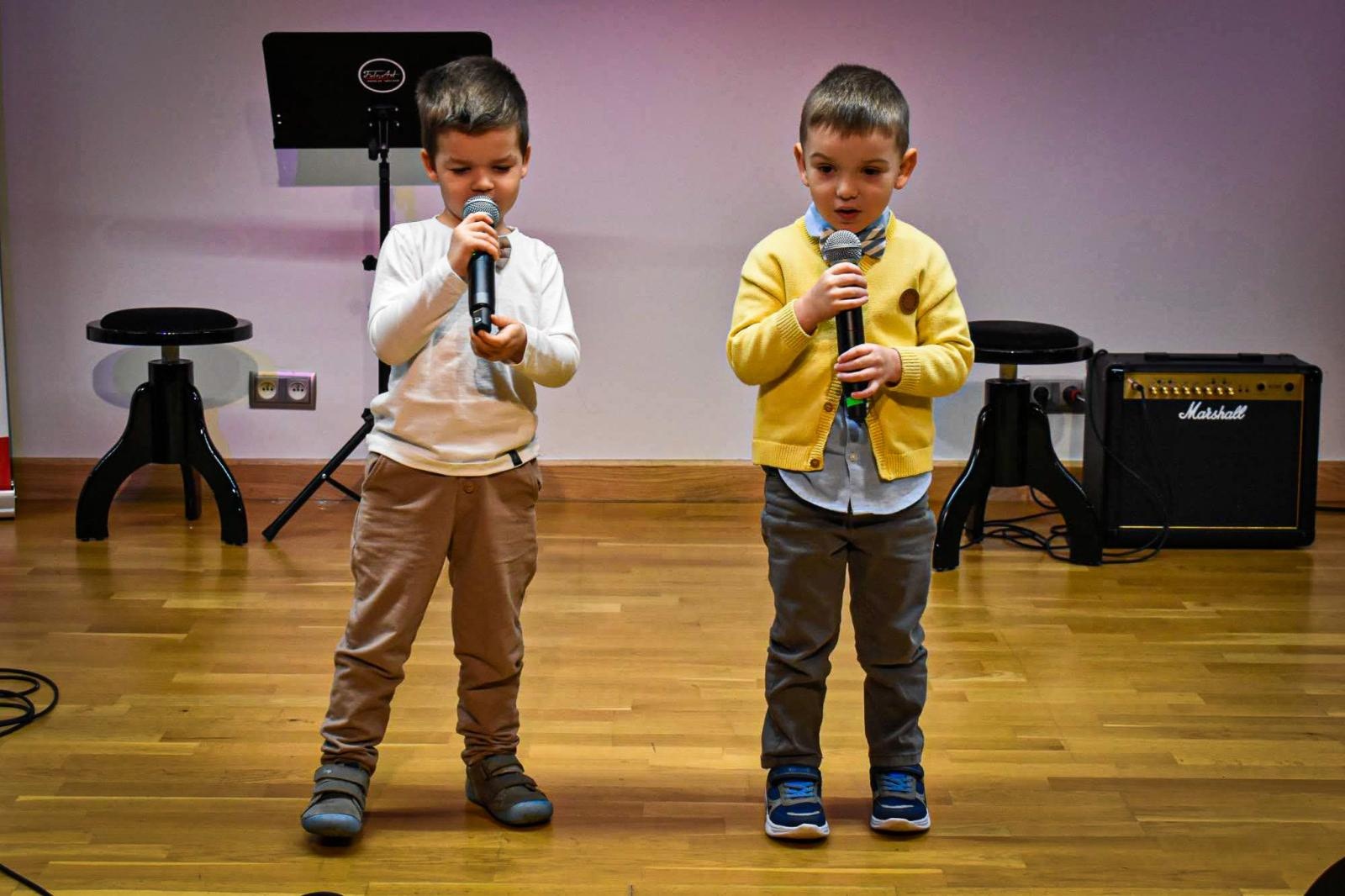 Zdjęcie w galerii na portalu naszraciborz.pl: Muzyczne talenty na scenie Zamku Piastowskiego. Koncert uczniów ogniska muzycznego Fulnart wiadomości z regionu