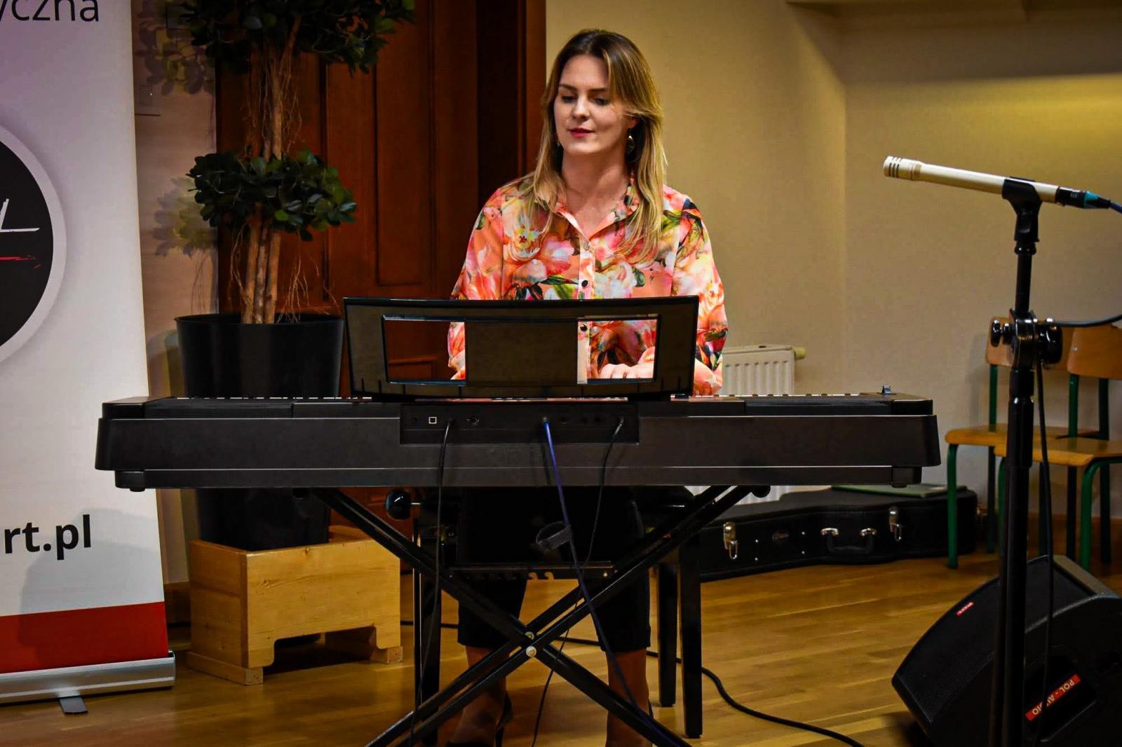 Zdjęcie w galerii na portalu naszraciborz.pl: Muzyczne talenty na scenie Zamku Piastowskiego. Koncert uczniów ogniska muzycznego Fulnart wiadomości z regionu