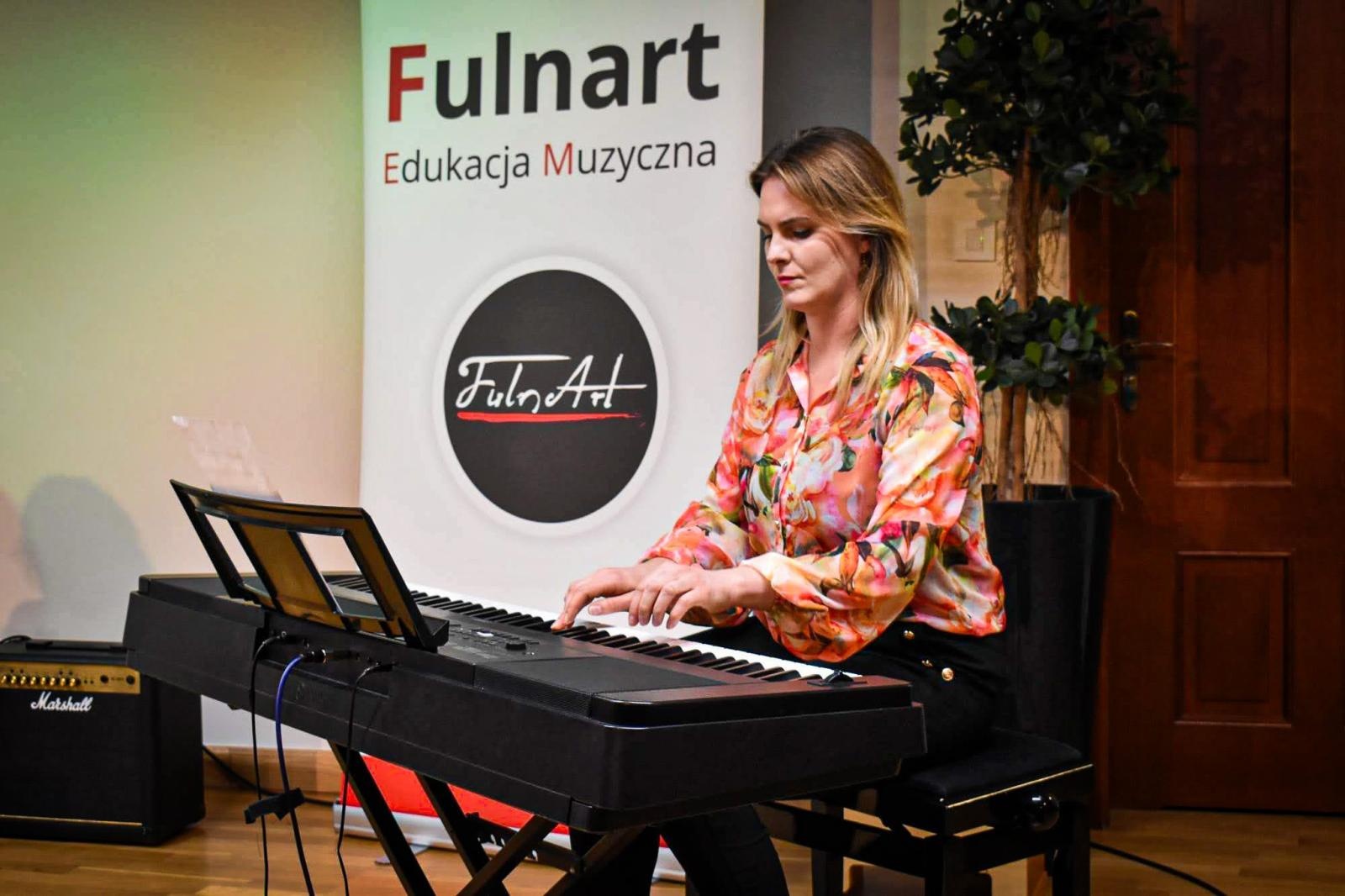 Zdjęcie w galerii na portalu naszraciborz.pl: Muzyczne talenty na scenie Zamku Piastowskiego. Koncert uczniów ogniska muzycznego Fulnart wiadomości z regionu