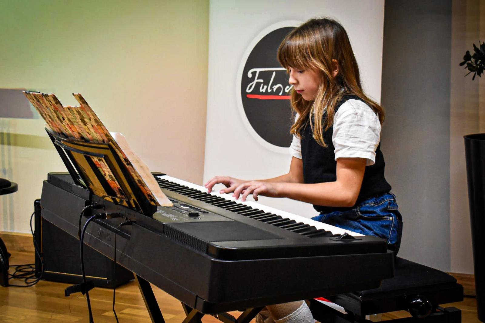 Zdjęcie w galerii na portalu naszraciborz.pl: Muzyczne talenty na scenie Zamku Piastowskiego. Koncert uczniów ogniska muzycznego Fulnart wiadomości z regionu