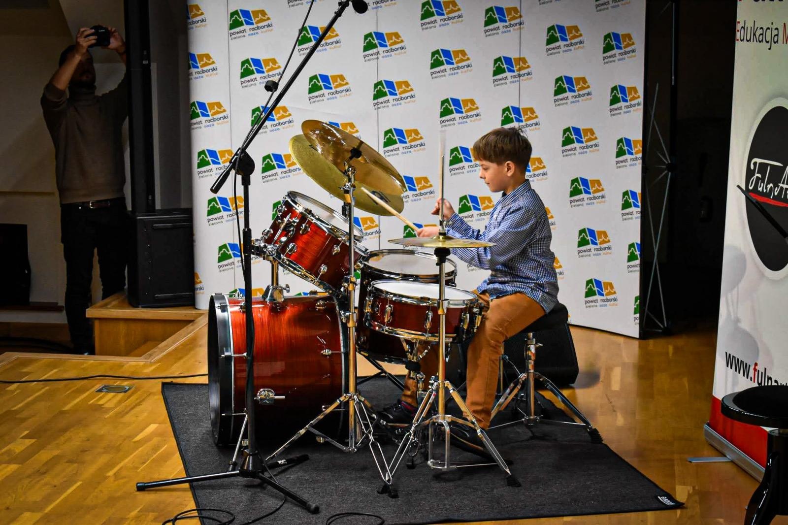 Zdjęcie w galerii na portalu naszraciborz.pl: Muzyczne talenty na scenie Zamku Piastowskiego. Koncert uczniów ogniska muzycznego Fulnart wiadomości z regionu