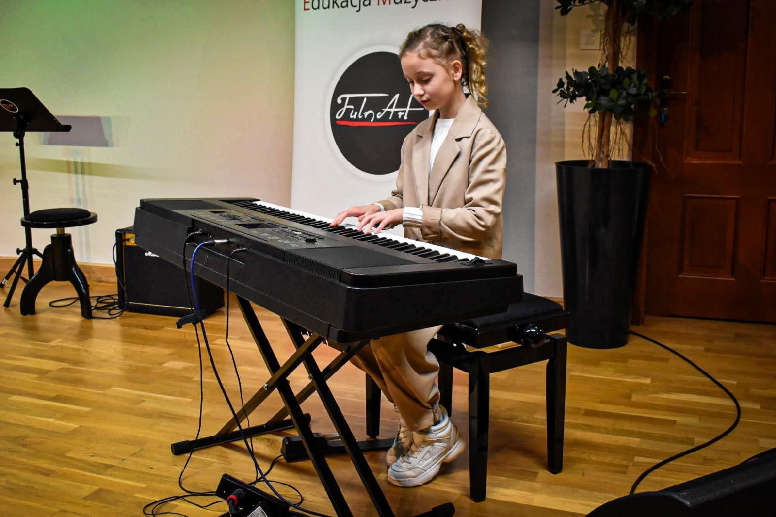 Zdjęcie w galerii na portalu naszraciborz.pl: Muzyczne talenty na scenie Zamku Piastowskiego. Koncert uczniów ogniska muzycznego Fulnart wiadomości z regionu