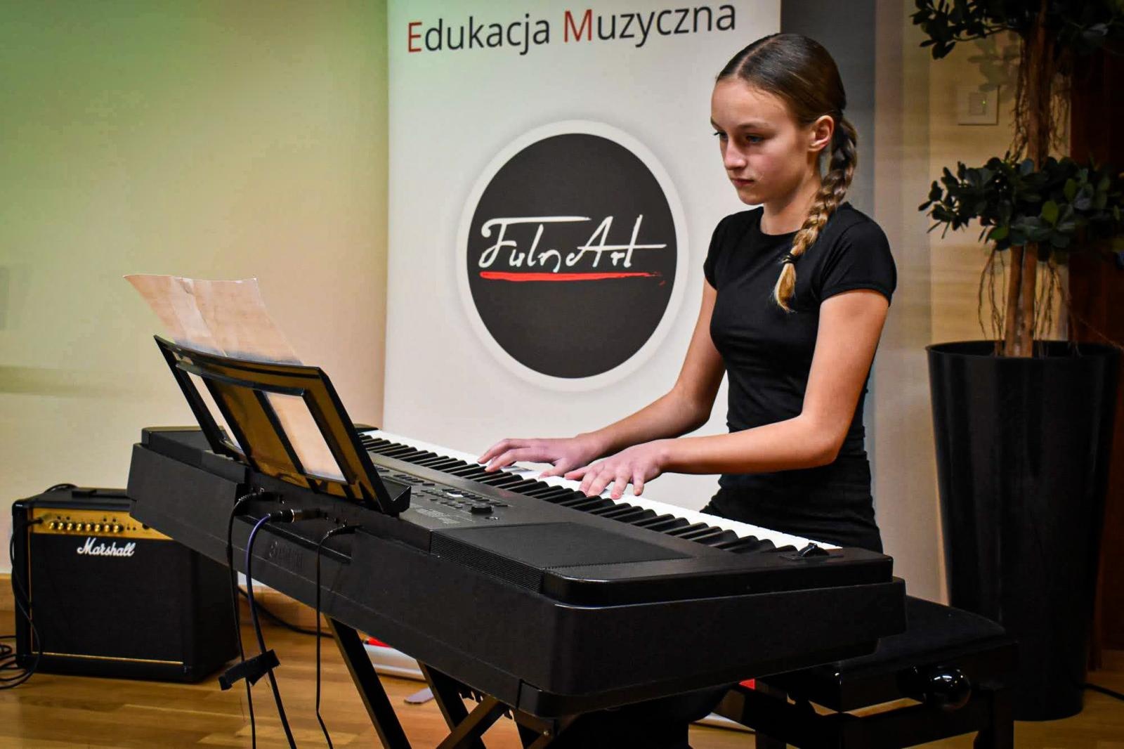 Zdjęcie w galerii na portalu naszraciborz.pl: Muzyczne talenty na scenie Zamku Piastowskiego. Koncert uczniów ogniska muzycznego Fulnart wiadomości z regionu